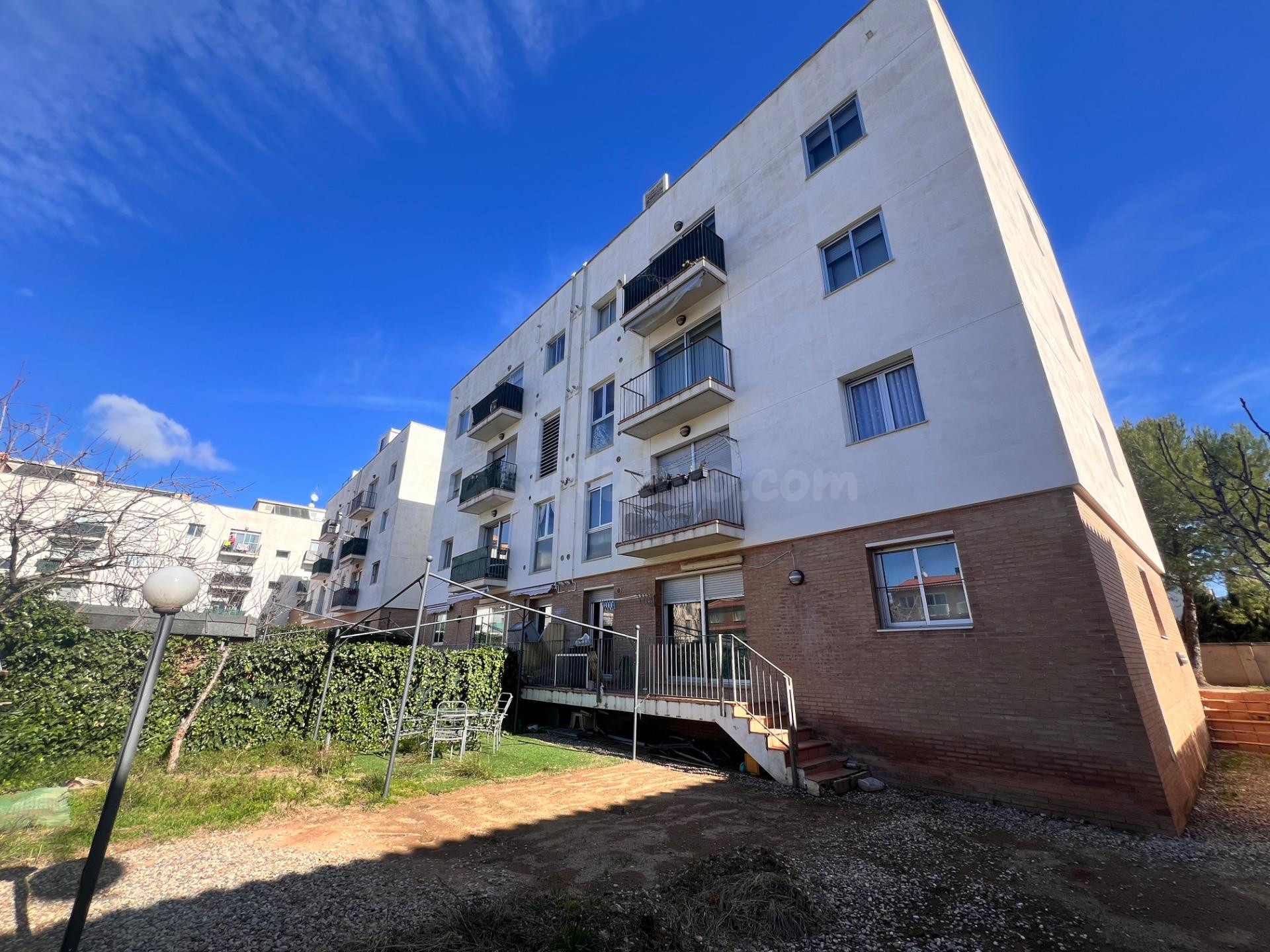 Exclusiva planta baja con espectacular jardín de 350 m2