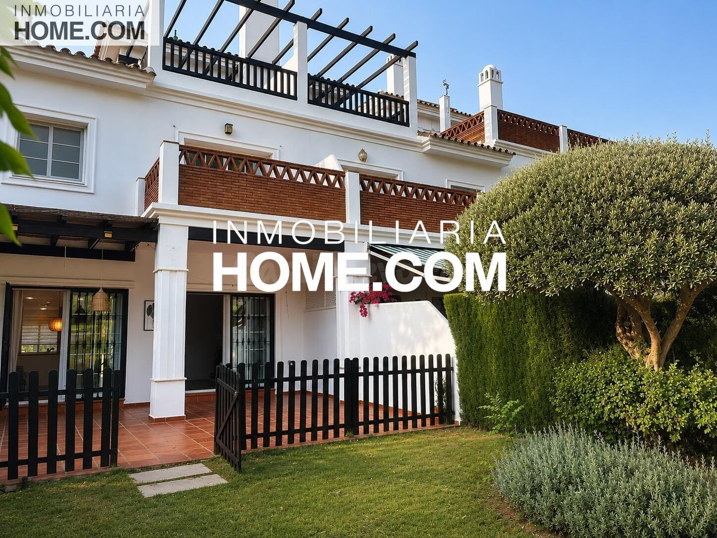 Adosado con 4 terrazas, jardín, piscina, pádel y golf en Lauro Golf