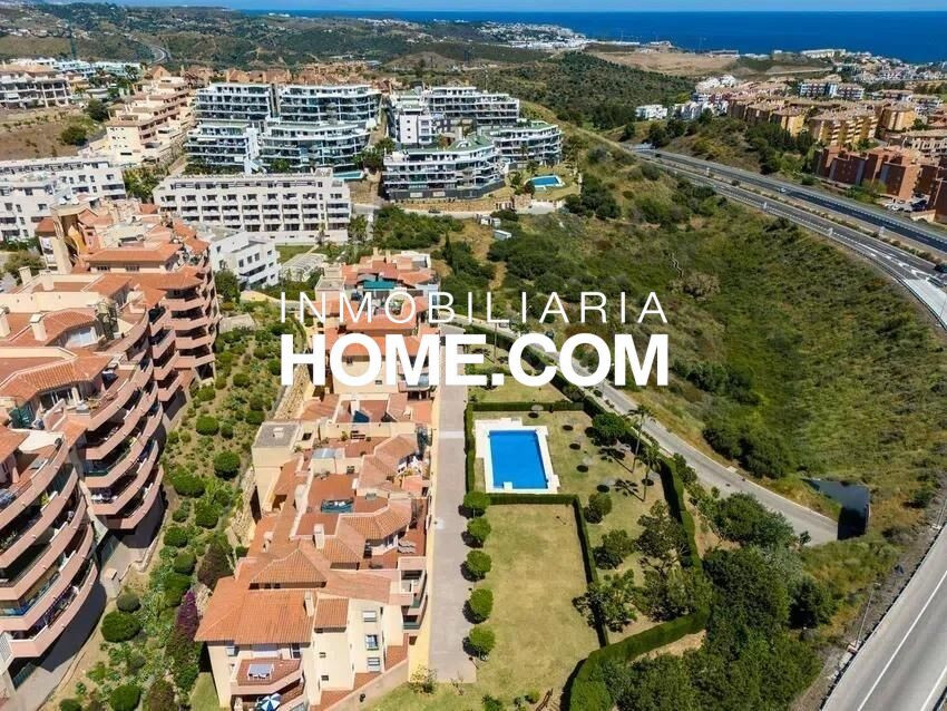 Luminoso piso en Mijas Golf con Amplia terraza orientación sur, vista al mar, piscina, garaje y trastero