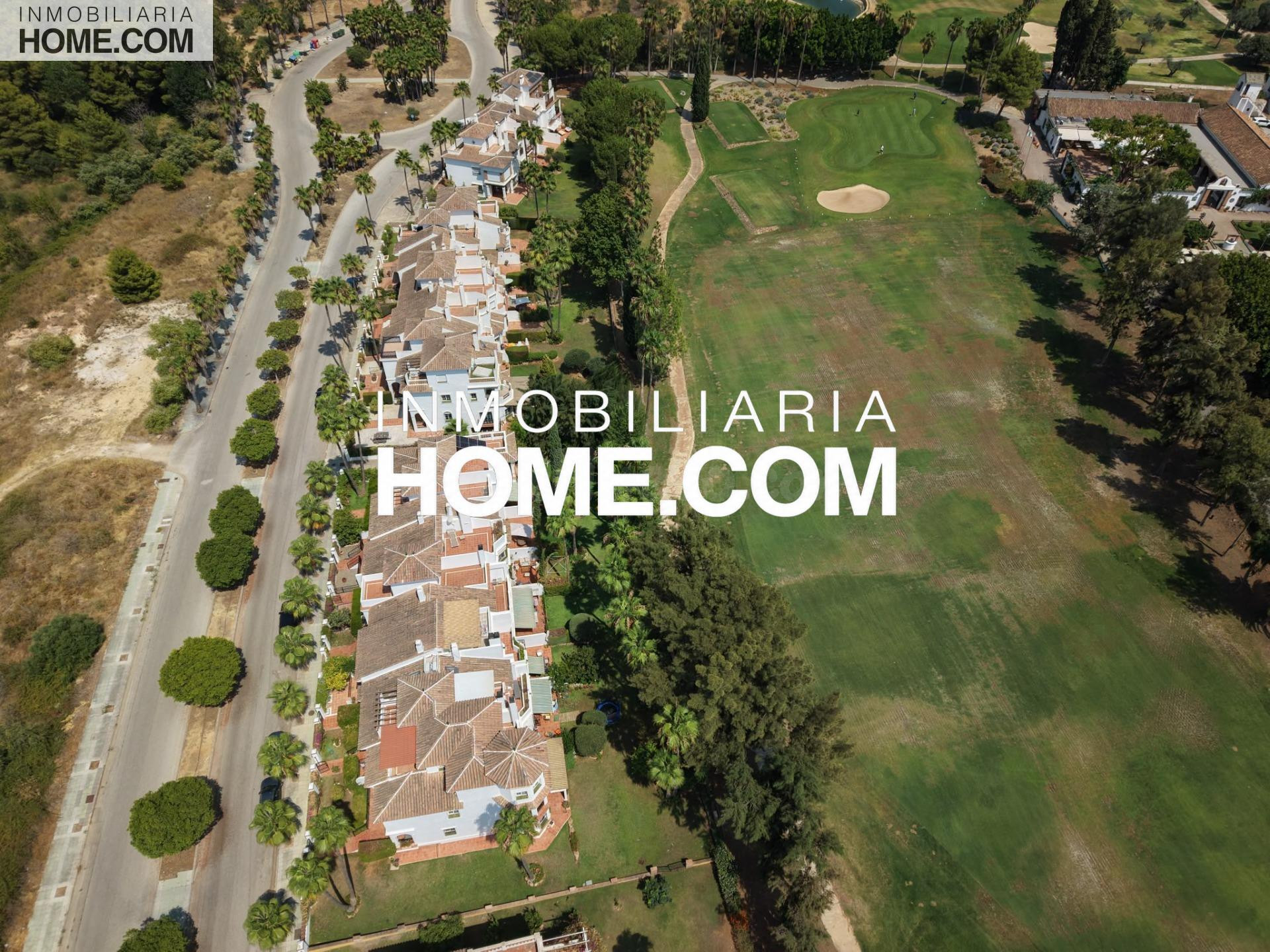Adosado con 4 terrazas, jardín, piscina, pádel y golf en Lauro Golf