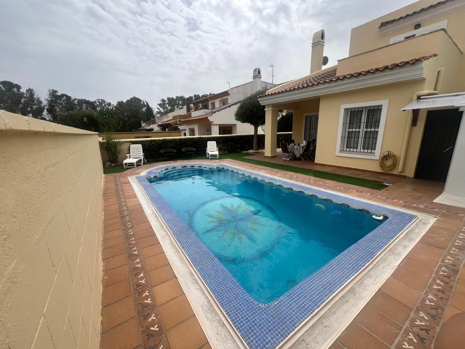 Espectacular vivienda luminosa con piscina privada en Los Barrios