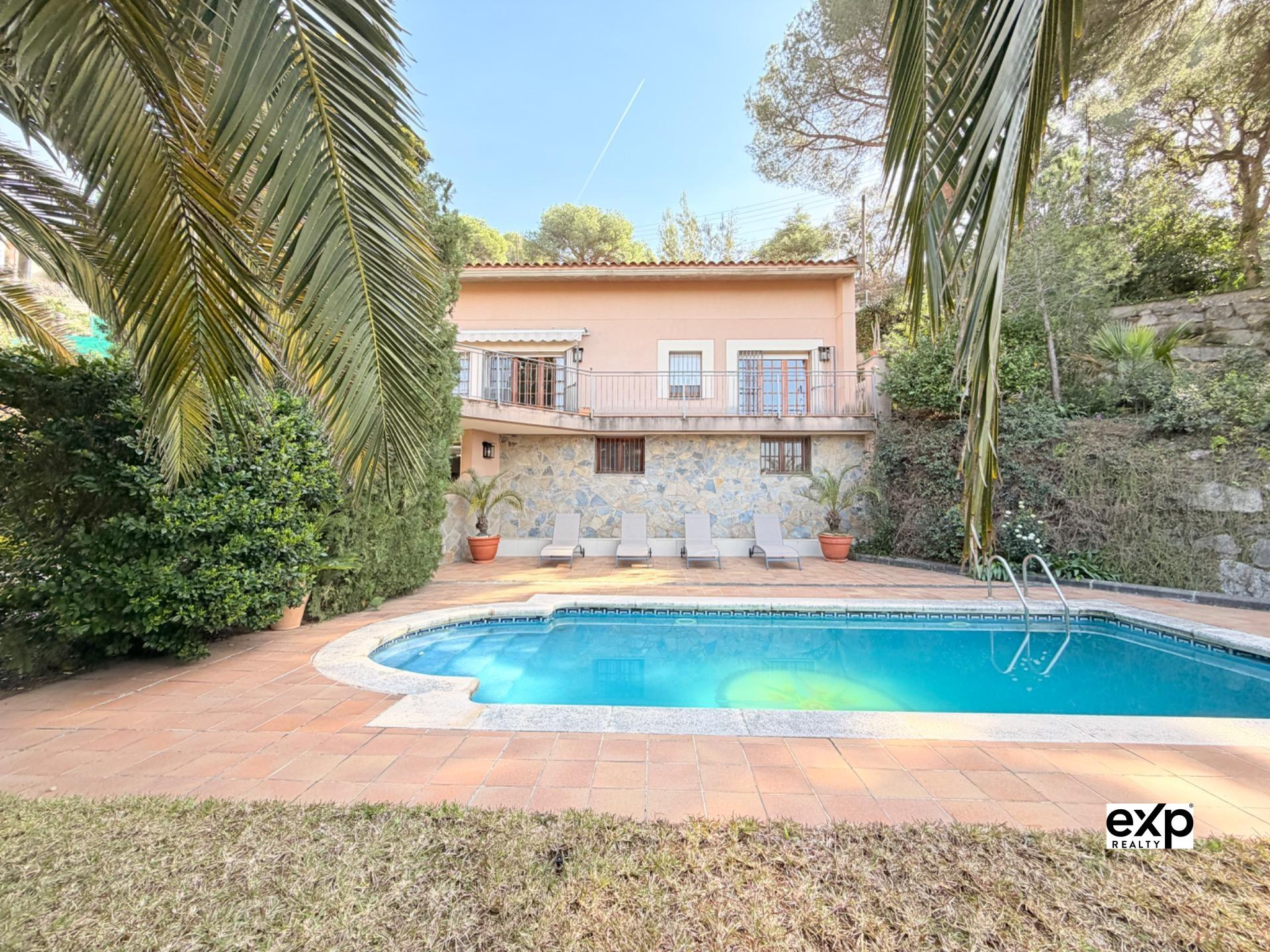 Chalet independiente en Les Sureres con parcela 1.342 m2, pi