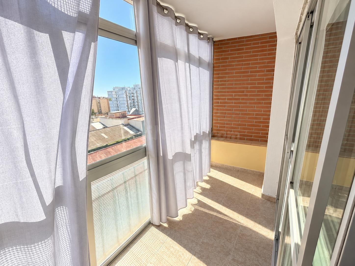 Amplio piso de 3 habitaciones con garaje junto al metro y la playa en La Paz