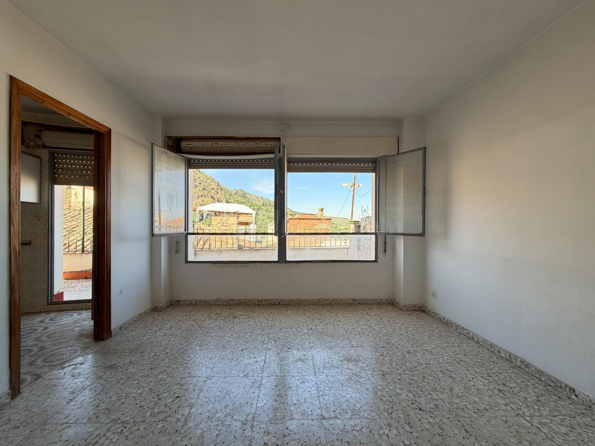 Casa en Cazorla ideal para familias o inversión - foto 3