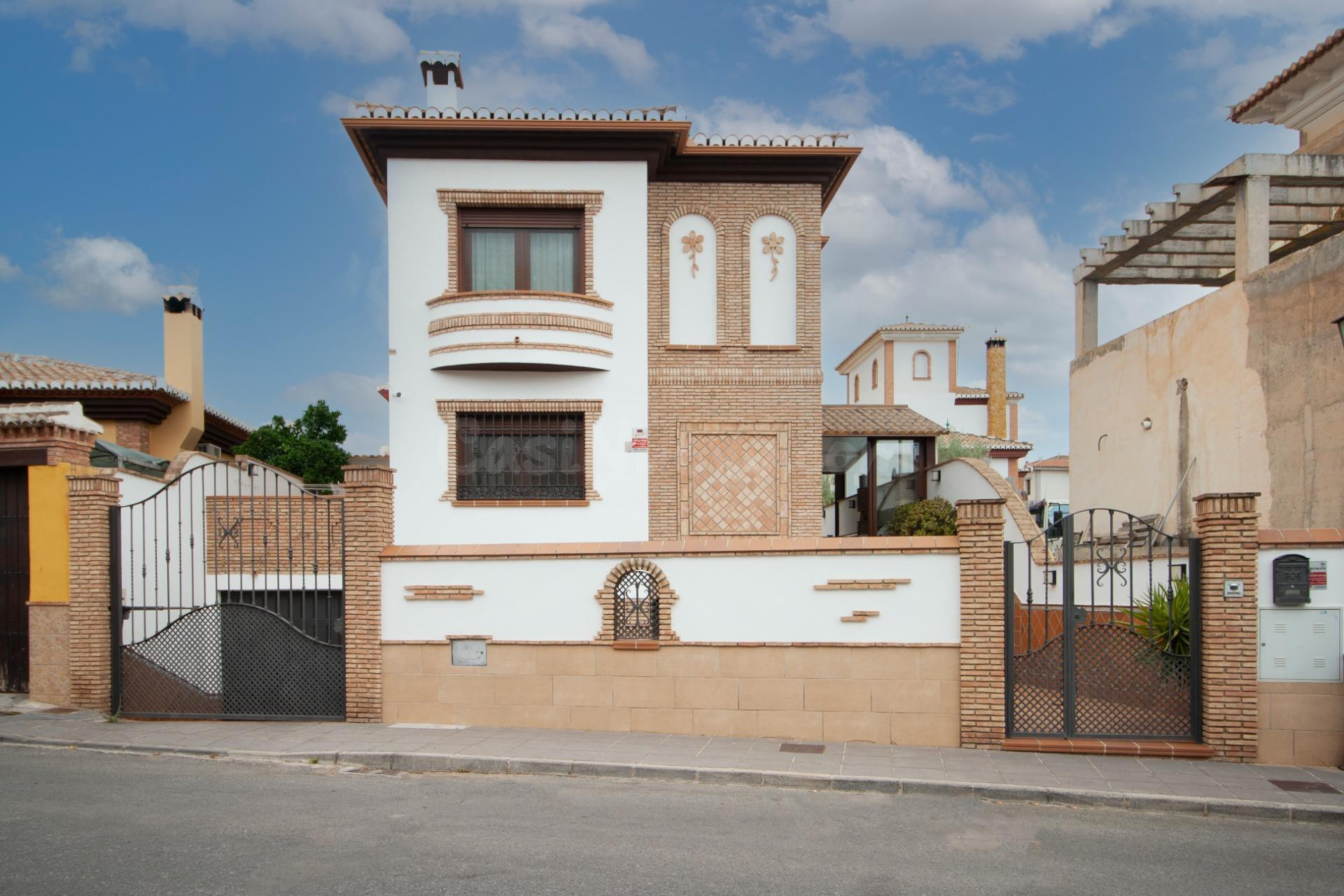Espectacular chalet independiente en Gójar: amplitud, comodidad y una zona exterior para disfrutar todo el año