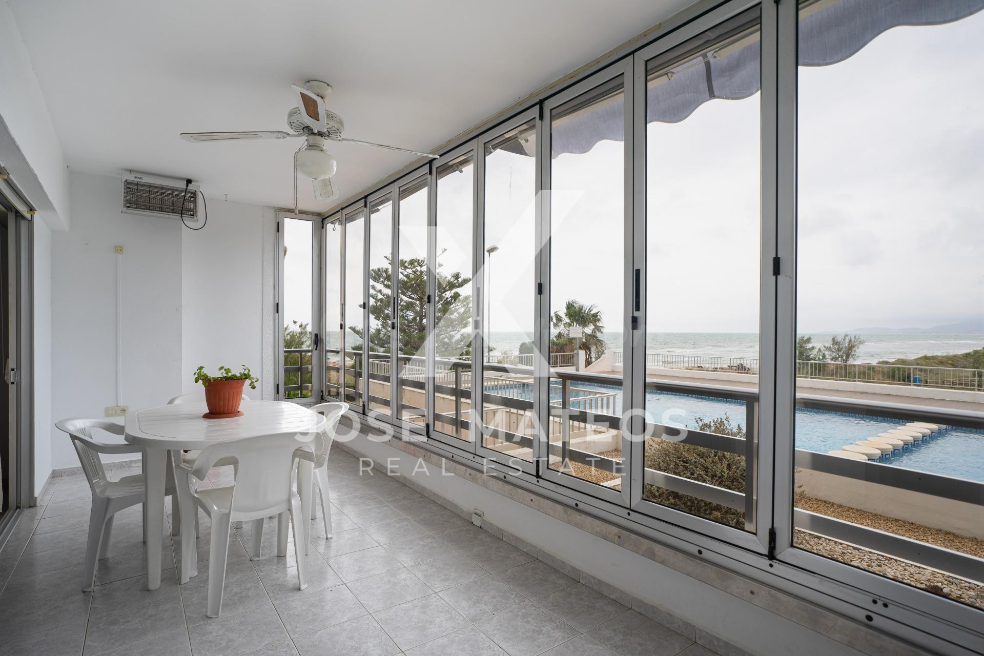 PISO EN PRIMERA LÍNEA DE PLAYA