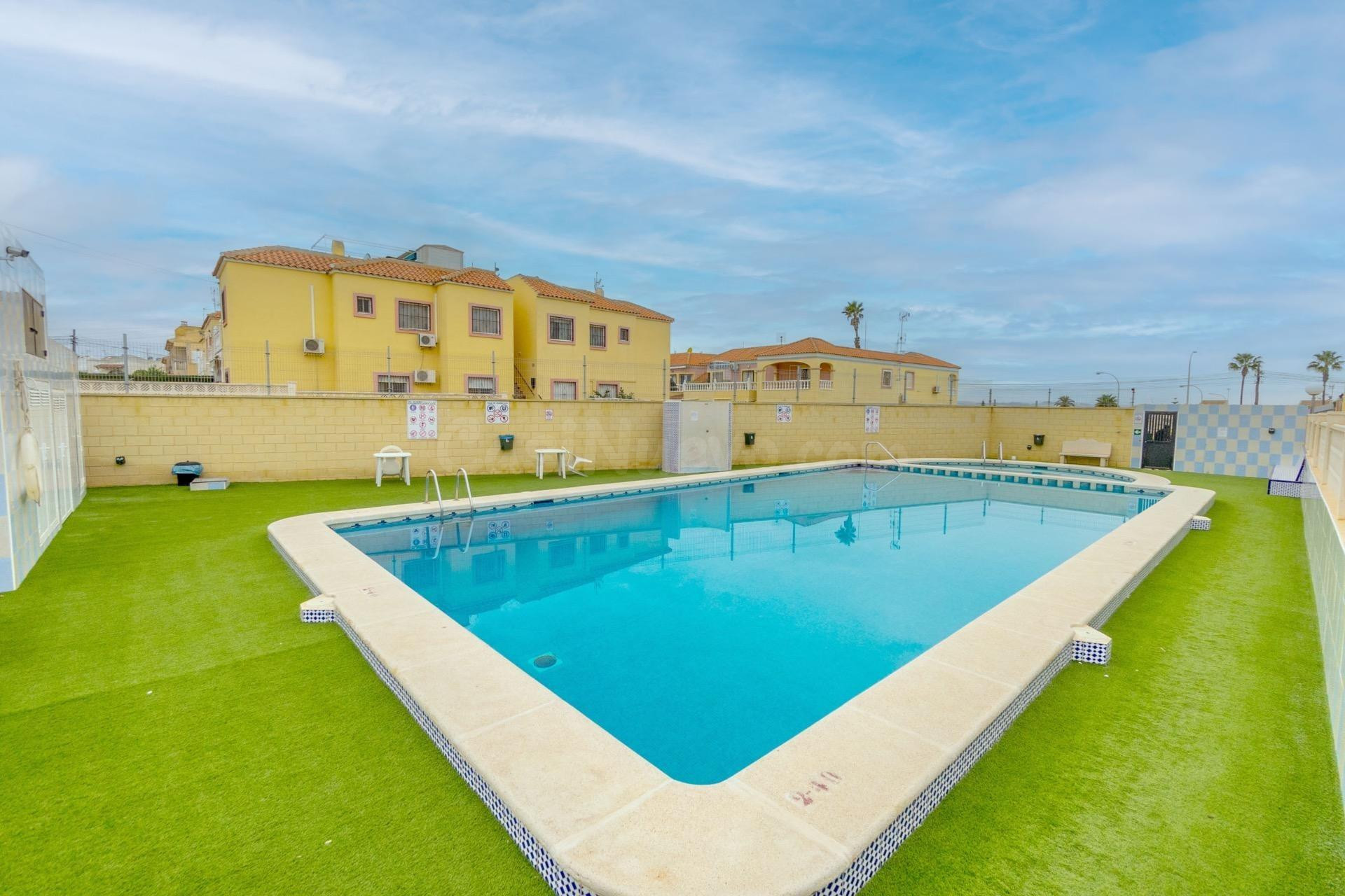 GRAN BUNGALOW PLANTA BAJA EN TORREVIEJA: 1 HAB, 1 BAÑO