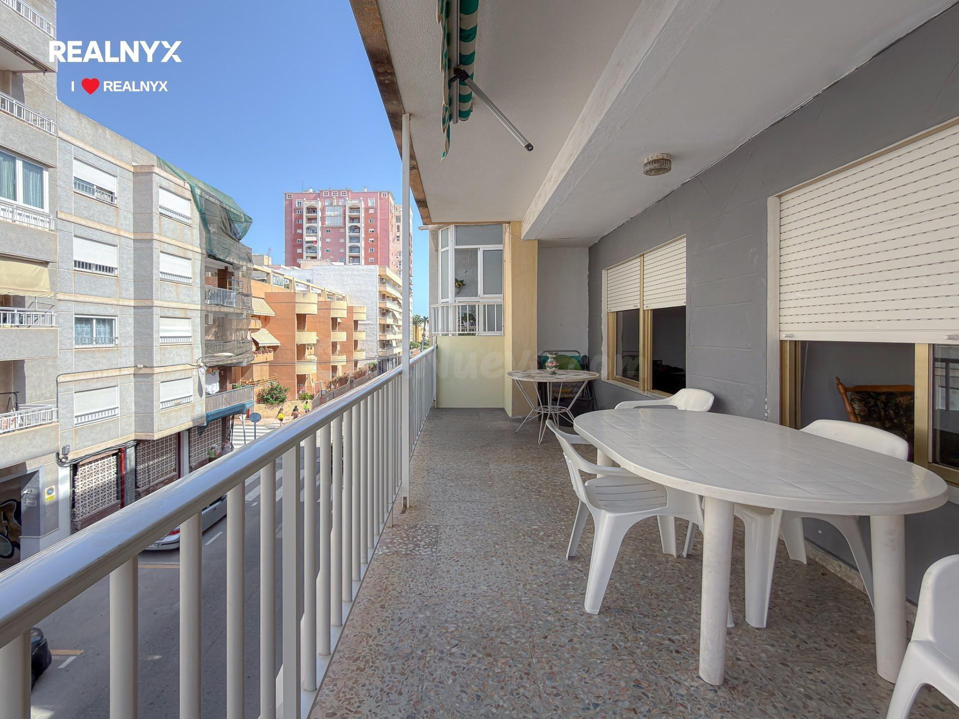 GRAN ÁTICO EN TORREVIEJA: 4 HAB, 1 BAÑO - foto 2