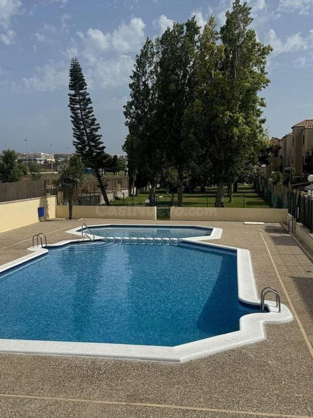 GRAN ADOSADO EN TORREVIEJA: 3 HAB, 1 BAÑO