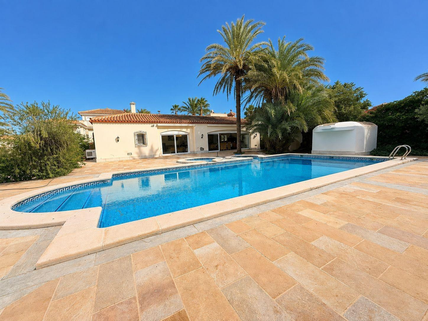 Exclusivo chalet en primera línea del Mar Menor en el km 4 de La Manga del Mar Menor.
