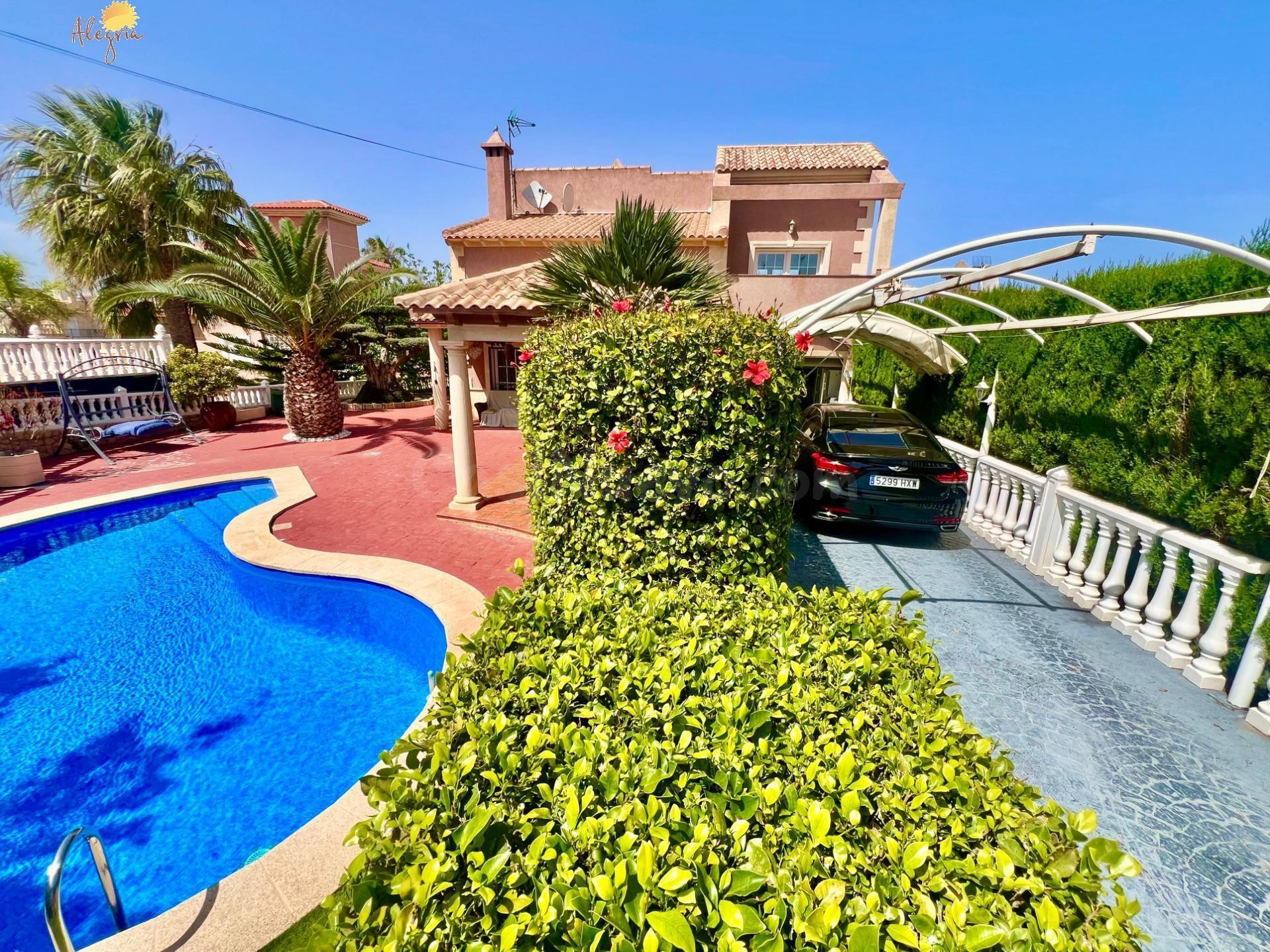 Villa orientada al sur con piscina privada, jardín y garaje en Los Balcones – ¡vive el Mediterráneo!