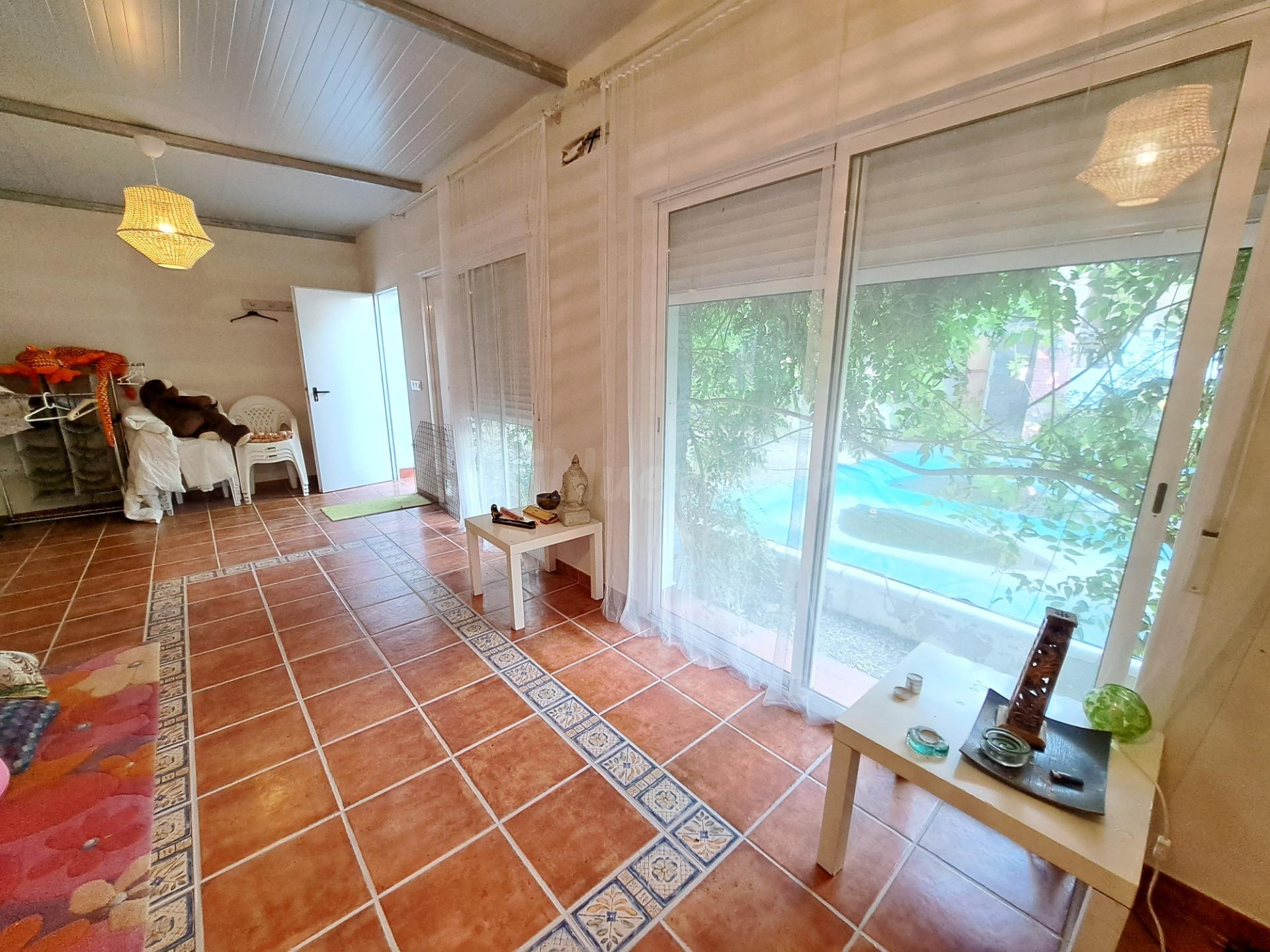 Preciosa planta baja con gran jardín y piscina en Sant Joanet