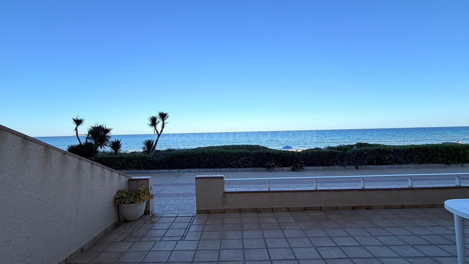 Exclusivo bungalow en planta baja a pie de playa en la Urbanización Las Vegas,  en el km 7 de La Manga del Mar Menor
