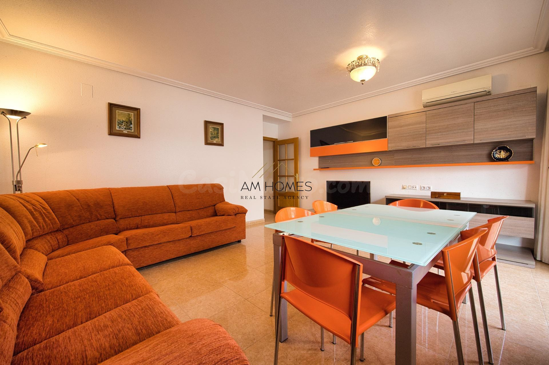 Amplia vivienda con terraza, garaje y 3 dormitorios en excelente estado
