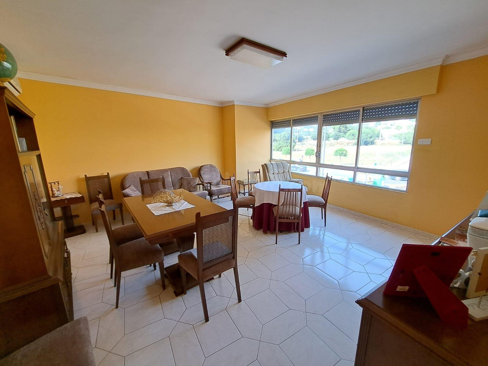 Casa esquinera en venta con locales comerciales y garaje en la Alquenencia
