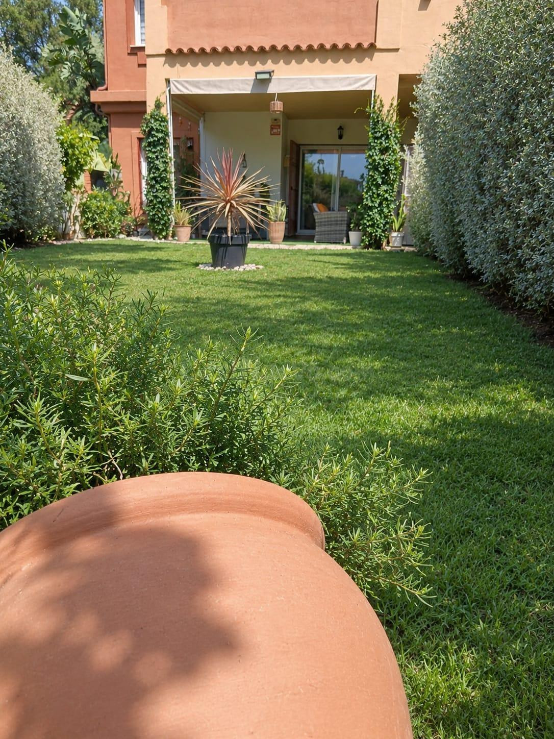 BAJO CON JARDÍN PRIVADO A 1,3 KM DE LA PLAYA DE CABOPINO | TRANQUILIDAD, NATURALEZA Y CALIDAD DE VIDA EN MARBELLA