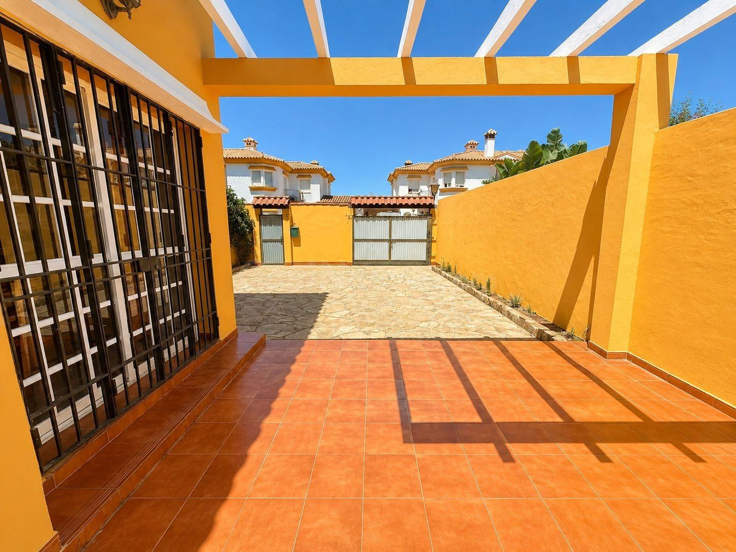 SE VENDE ADOSADO DE 4 DORMITORIOS EN ALGECIRAS, ZONA RINCONCILLO.