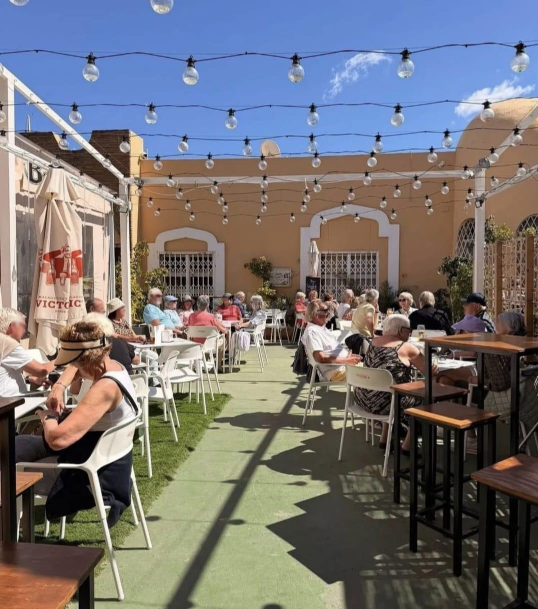 LOCAL COMERCIAL EN VENTA EN EL PUERTO DEPORTIVO DE FUENGIROLA | CON SALIDA DE HUMOS | NEGOCIO LLAVE EN MANO