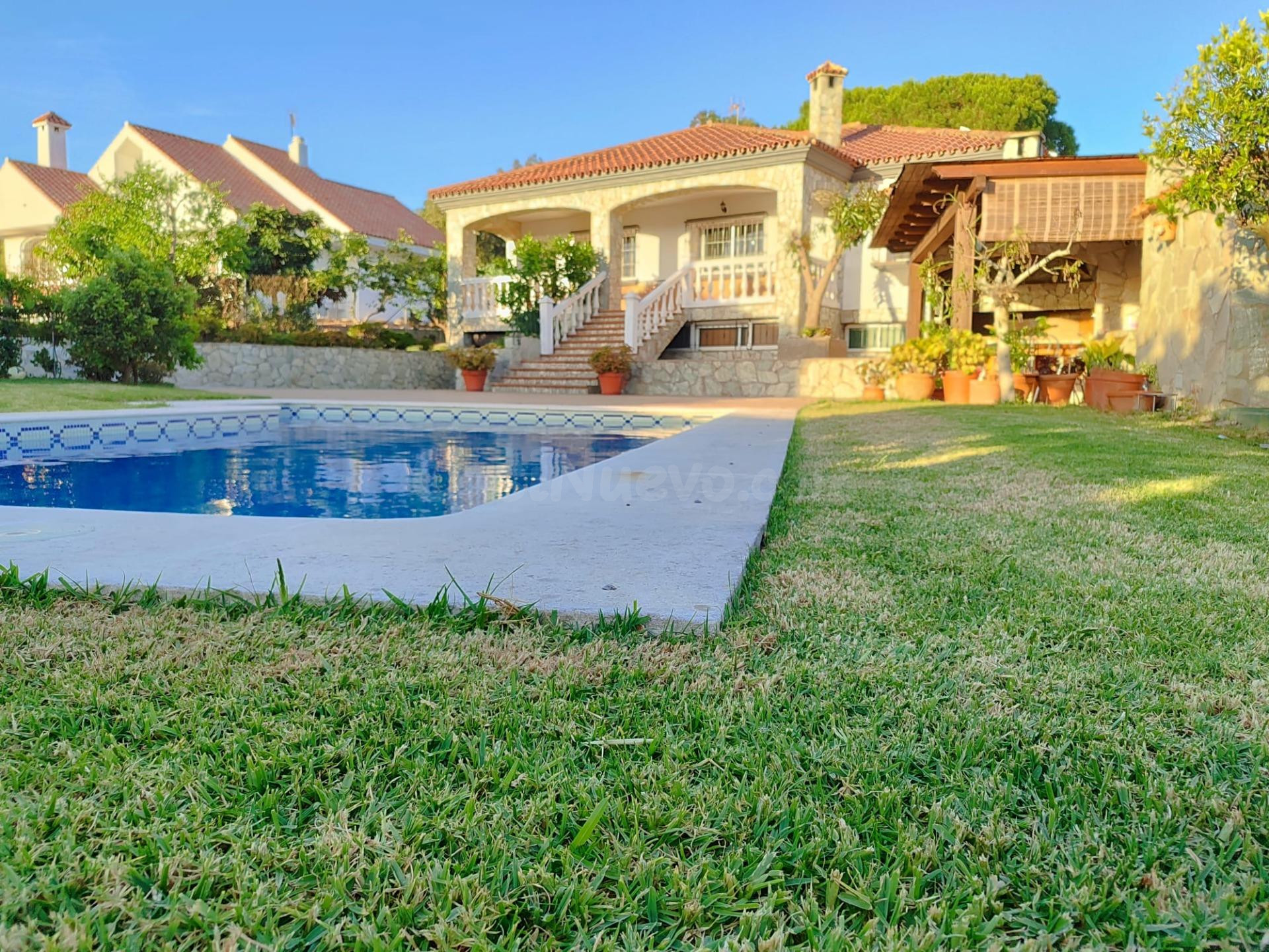 SE VENDE CHALET INDEPENDIENTE DE TRES habitaciones CON PISCINA EN ALGECIRAS, COLONIA SAN MIGUEL.