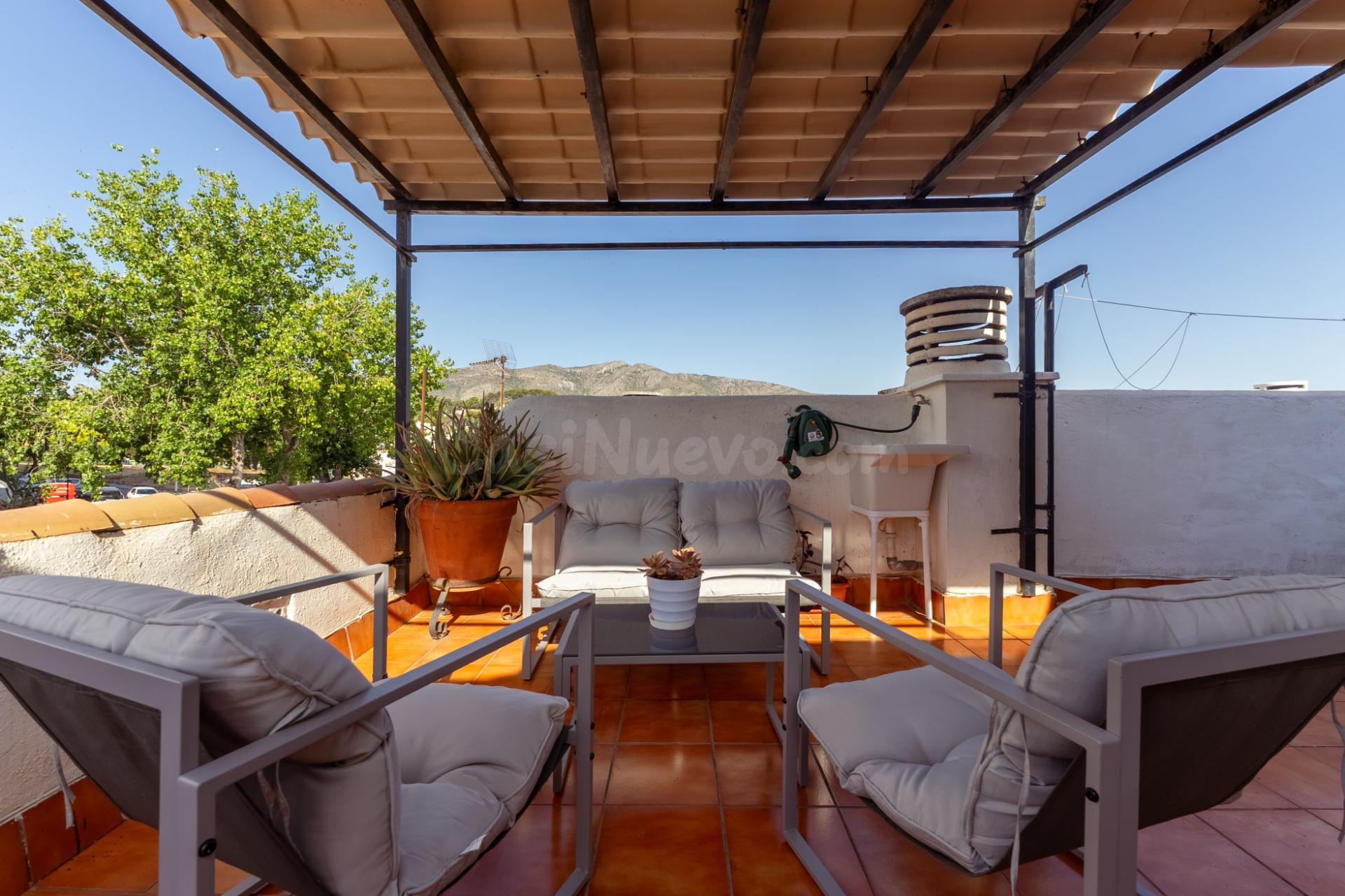 Amplio adosado con 4 dormitorios, gran sótano, patio con barbacoa y paneles solares