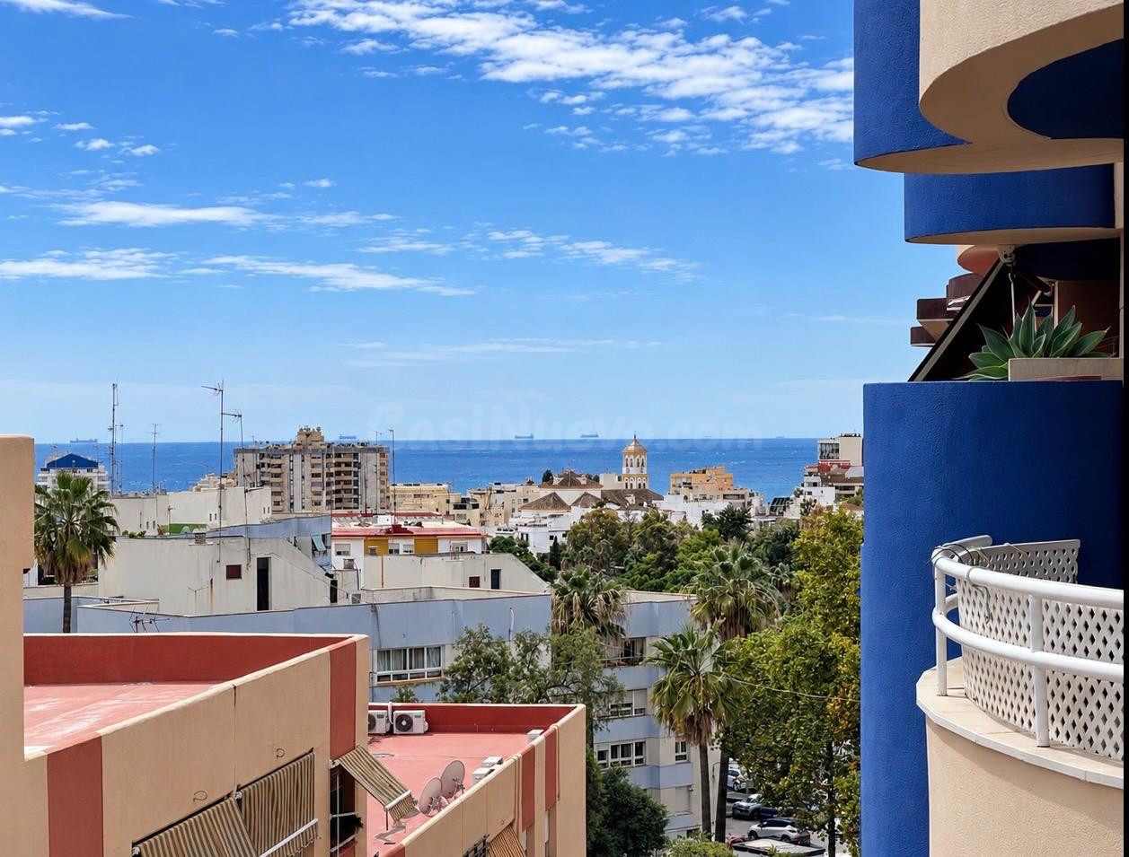 Piso luminoso de 3 dormitorios con 2 terrazas y vistas parciales al mar en Marbella