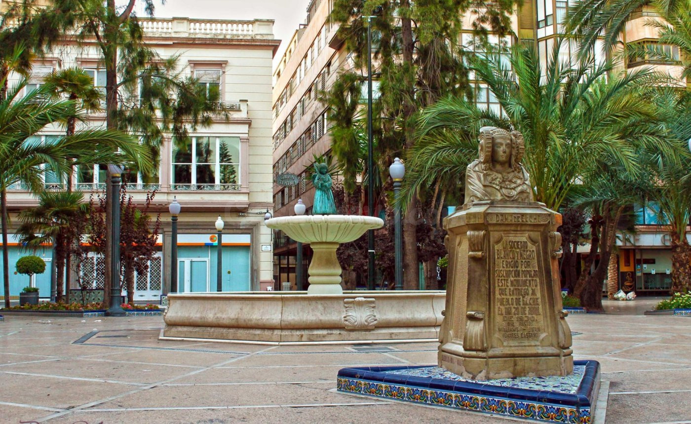 Local en centro de Elche. Local 145m2 planta baja +151m2 de sótano