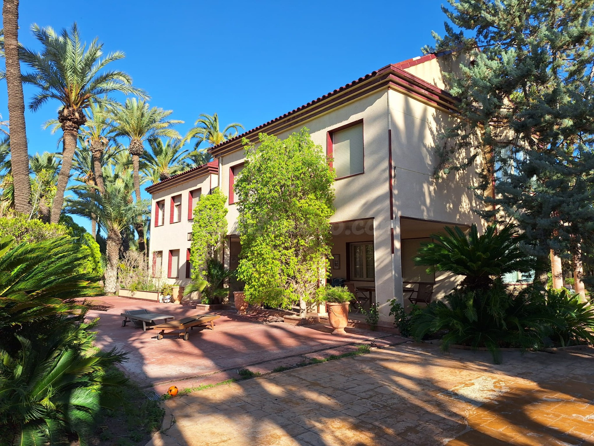 Elegancia y privacidad junto a Alzabares: una residencia irrepetible