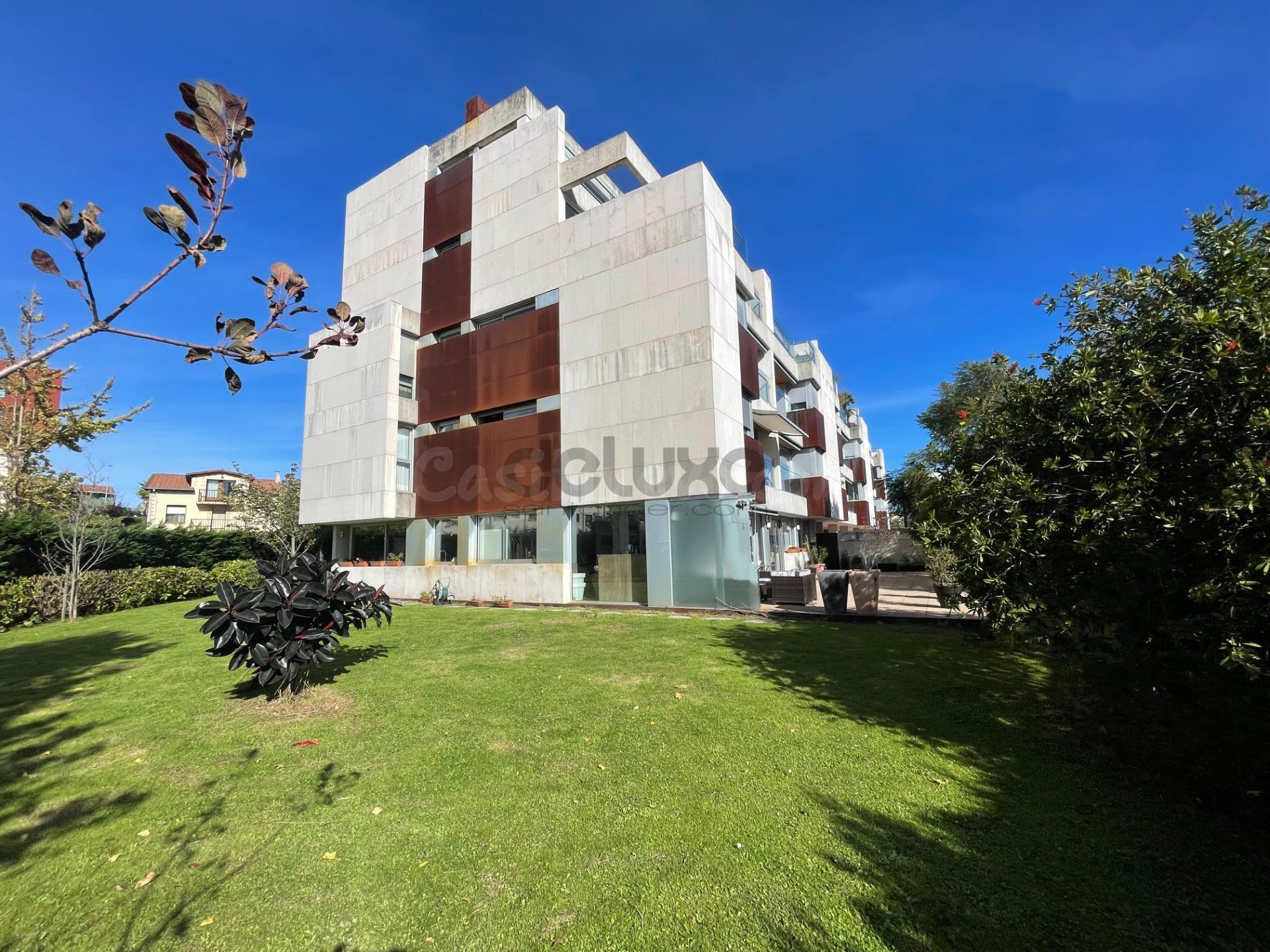 Exclusivo Bajo con Jardín en Urbanización Privada con Piscina Climatizada, Gimnasio y Sauna