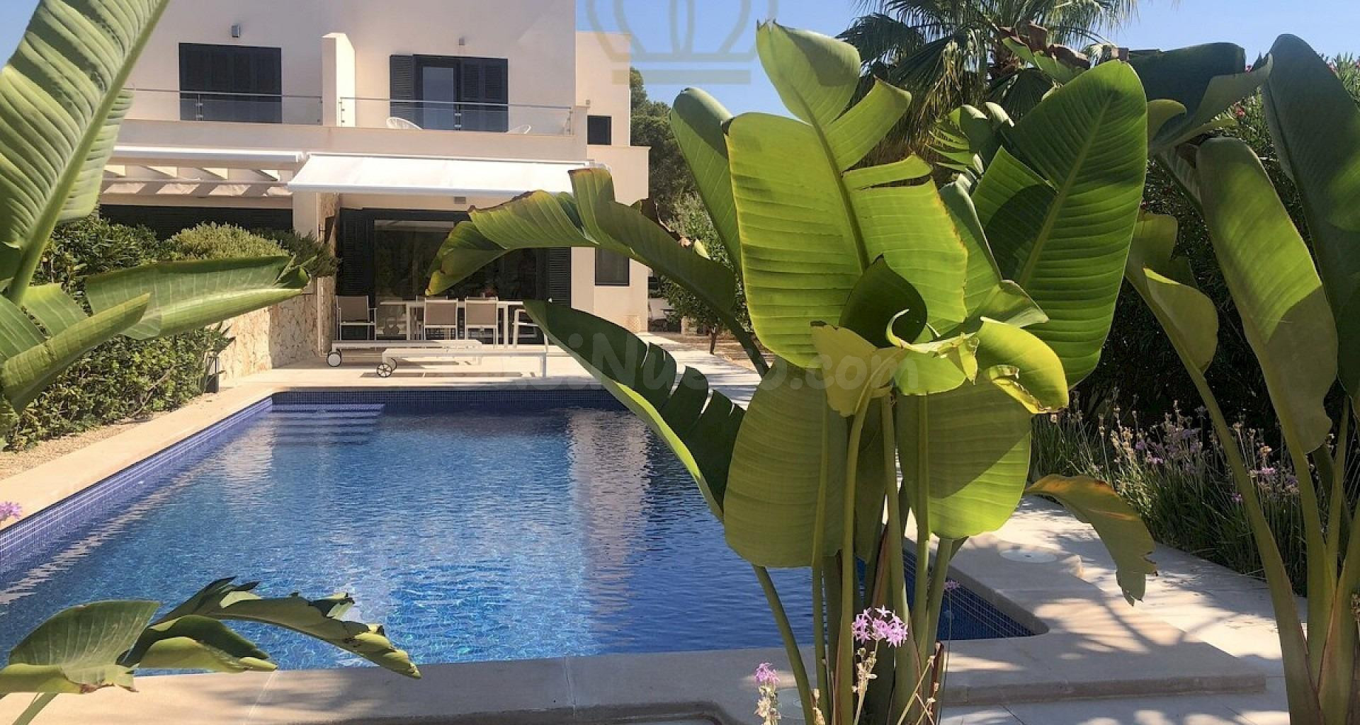 Casa pareada y moderna con piscina, jardín y vistas parciales al mar en el sur de Mallorca