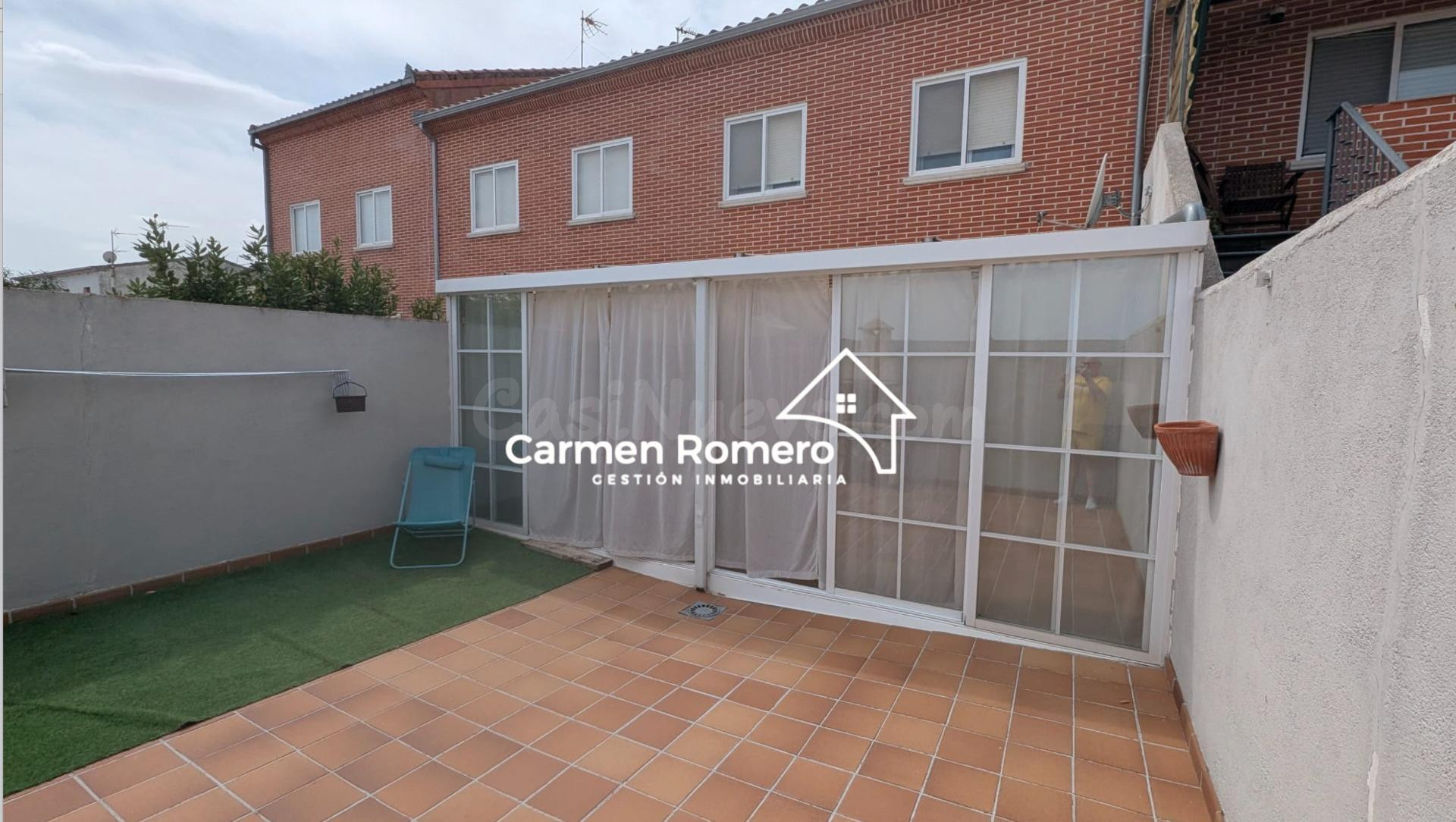 ADOSADO CON GARAJE Y  PATIO- JARDIN EN VILLORIA - foto 2