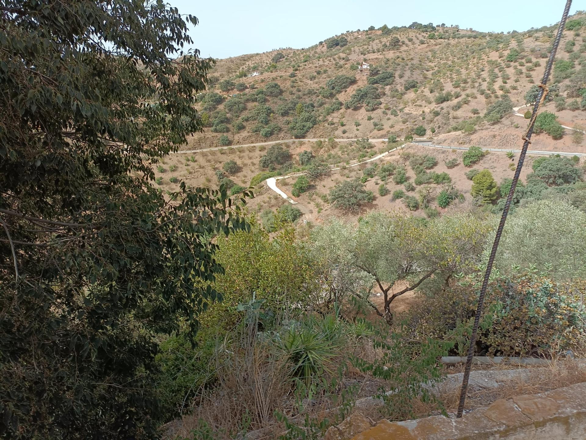ESTUPENDA PARCELA CON VISTAS ESPECTACULARES   Y CASA DE CAMPO EN OLIAS MÁLAGA.
