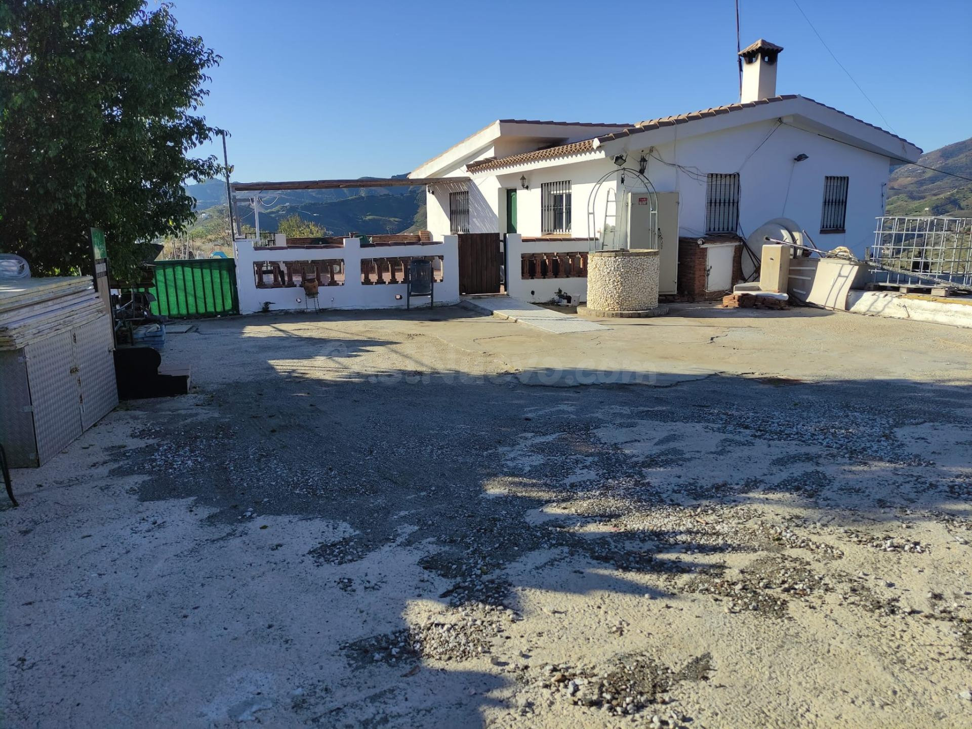SE VENDEN 2 CASAS Y 1 APARTAMENTO CON PISCINA Y ARBOLES FRUTALES