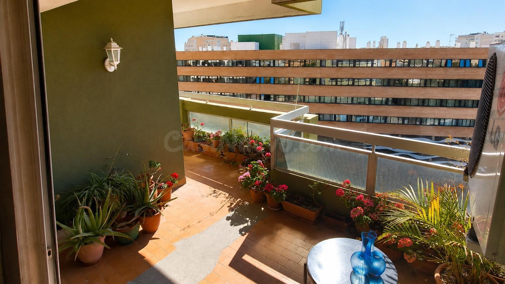 Piso de gran superficie con terraza y garaje en Avenida de Andalucía – Málaga