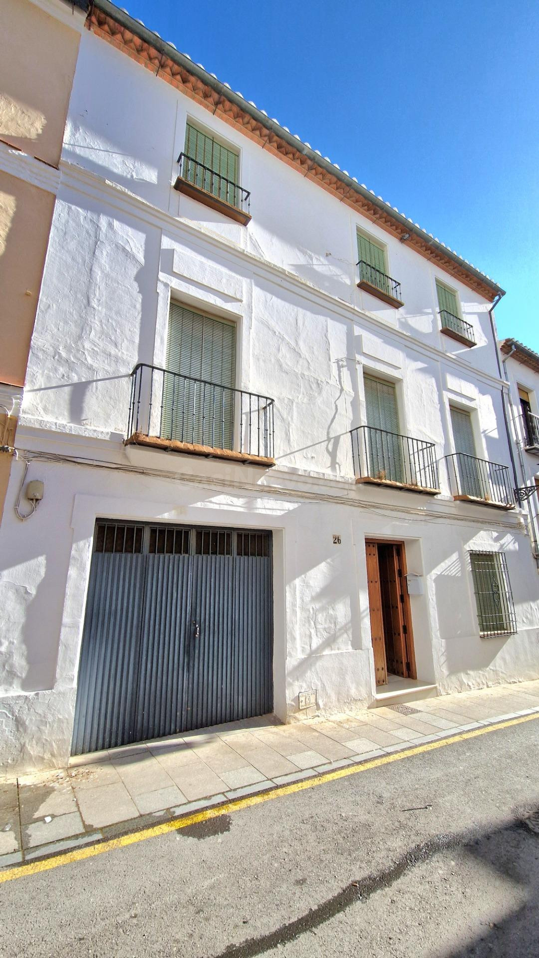 ¡Gran Oportunidad! Espectacular Casa con Patio y Cochera en el Centro de Antequera