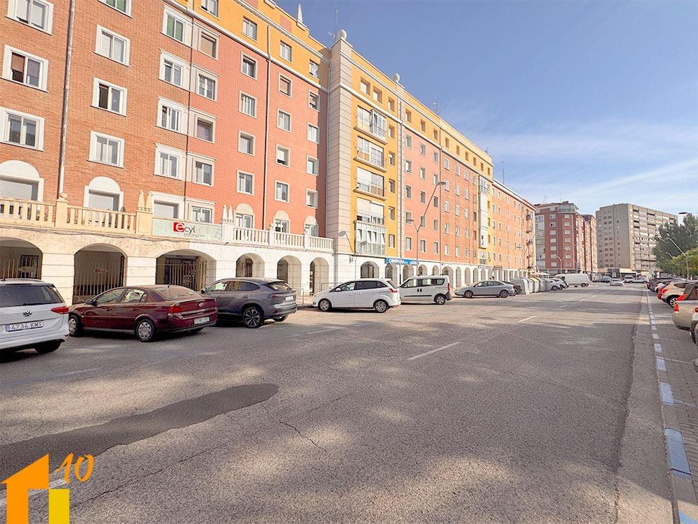 Vivienda para entrar a vivir en Reyes Católicos.
