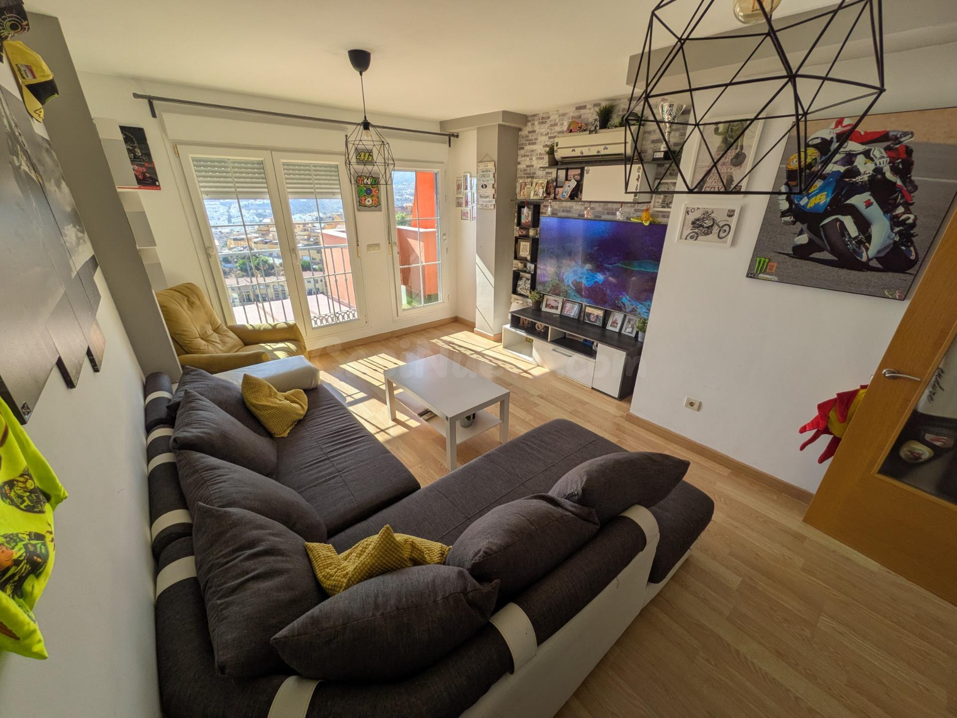 Piso reformado de 2 habitaciones con piscina comunitaria y vistas a la bahía