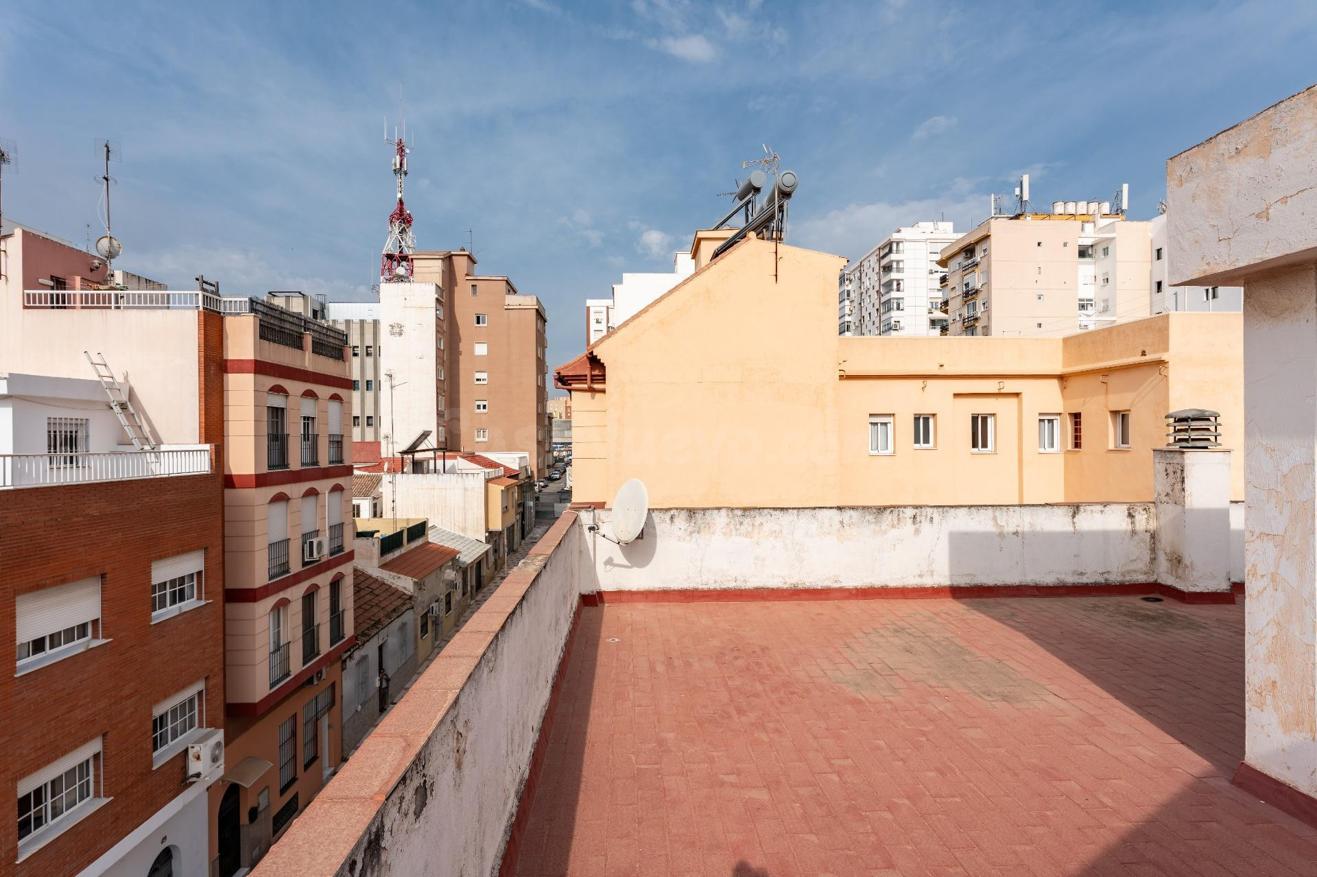 AMPLIO PISO EN LA ZONA DE GAMARRA
