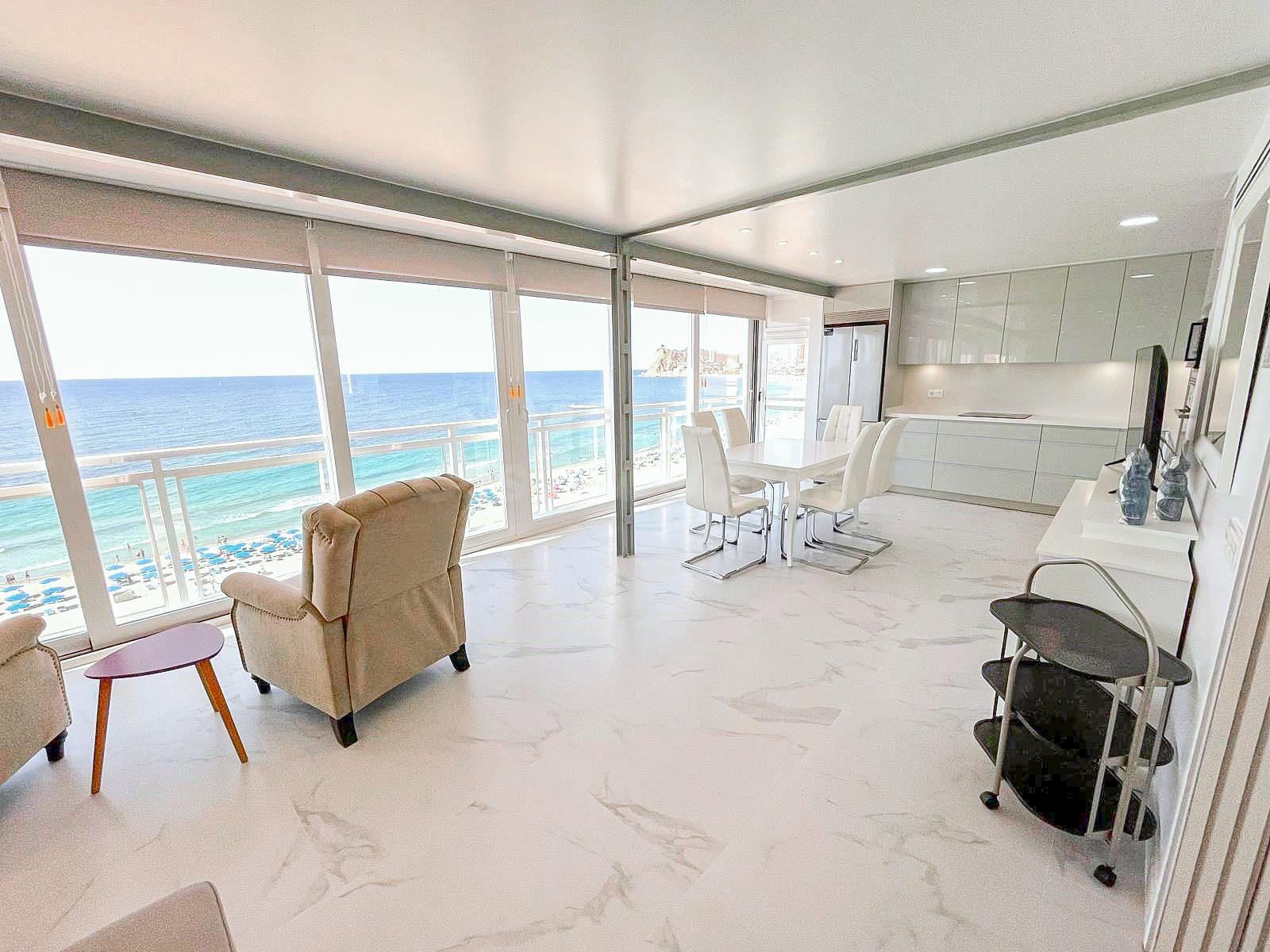 Impresionante ático reformado en 1a linea de playa de Poniente - www.inmobiliarialesdunes.com