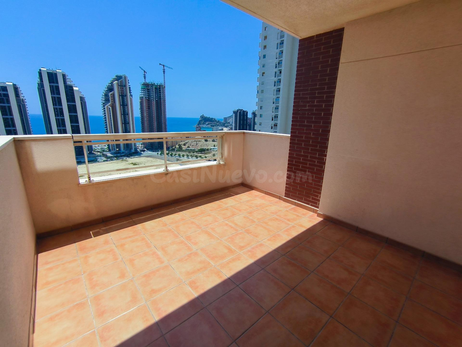 Gran piso de 2 dorm. con vistas al mar en Vía Parque Playa de Poniente - www.inmobiliarialesdunes.com