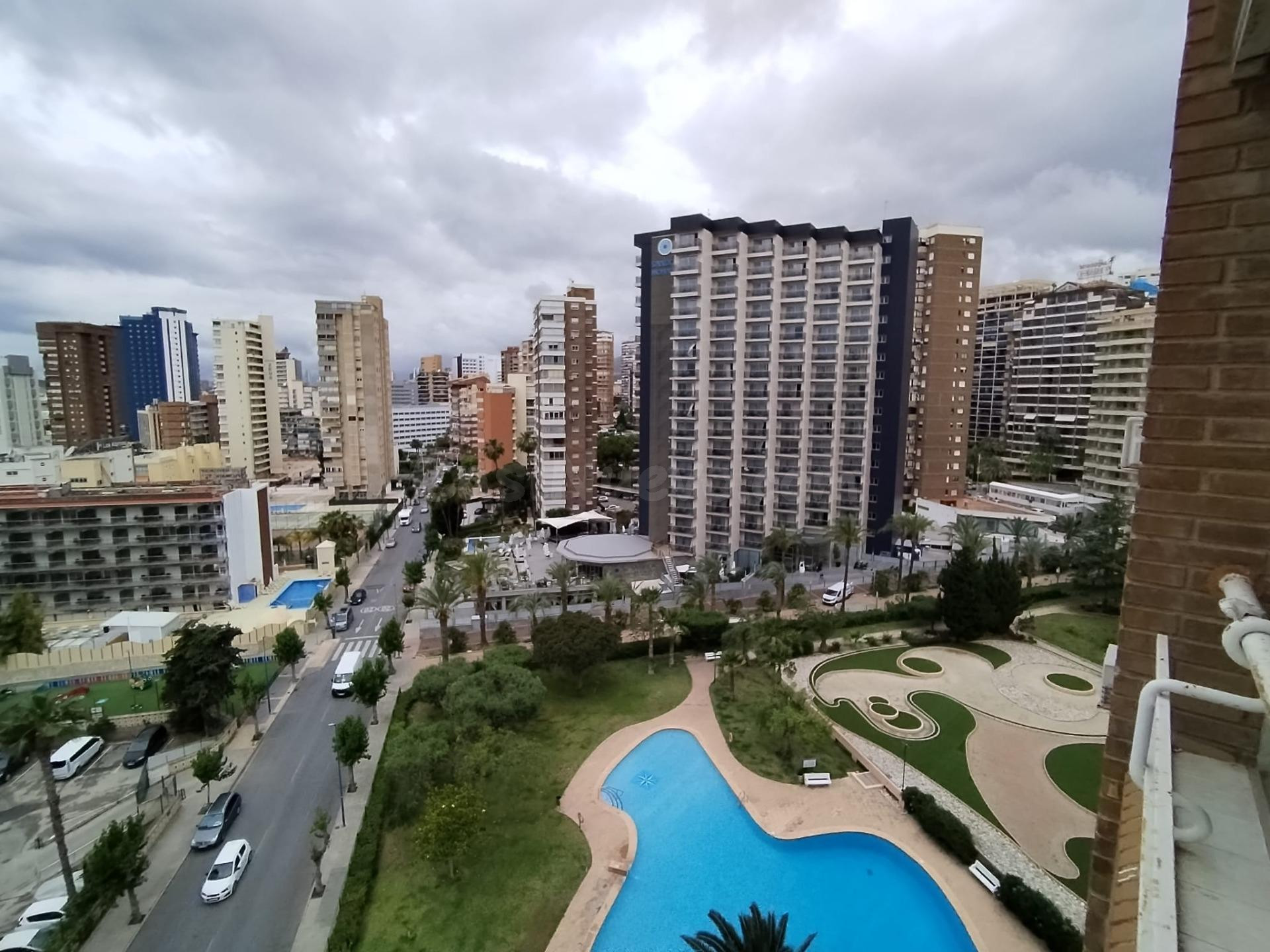 Amplio piso situado en zona Avenida Europa. 4 dormitorios, 2 baños, 1 aseo. garaje. piscina.