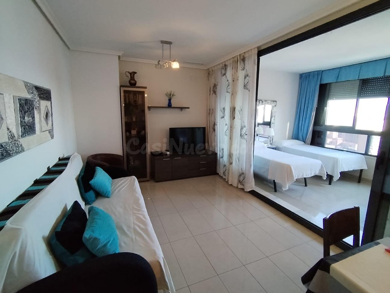 Apartamento en venta en Benidorm, de 1 dormitorio, mas otro amplio que han sacado de la terraza, 1 baño, piscina, garaje propio.