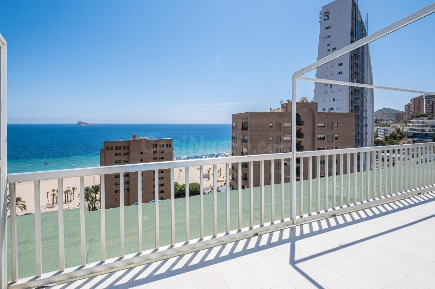 Impresionante ático reformado de 2 dorm. a 50m de la Playa de Poniente - www.inmobiliarialesdunes.com