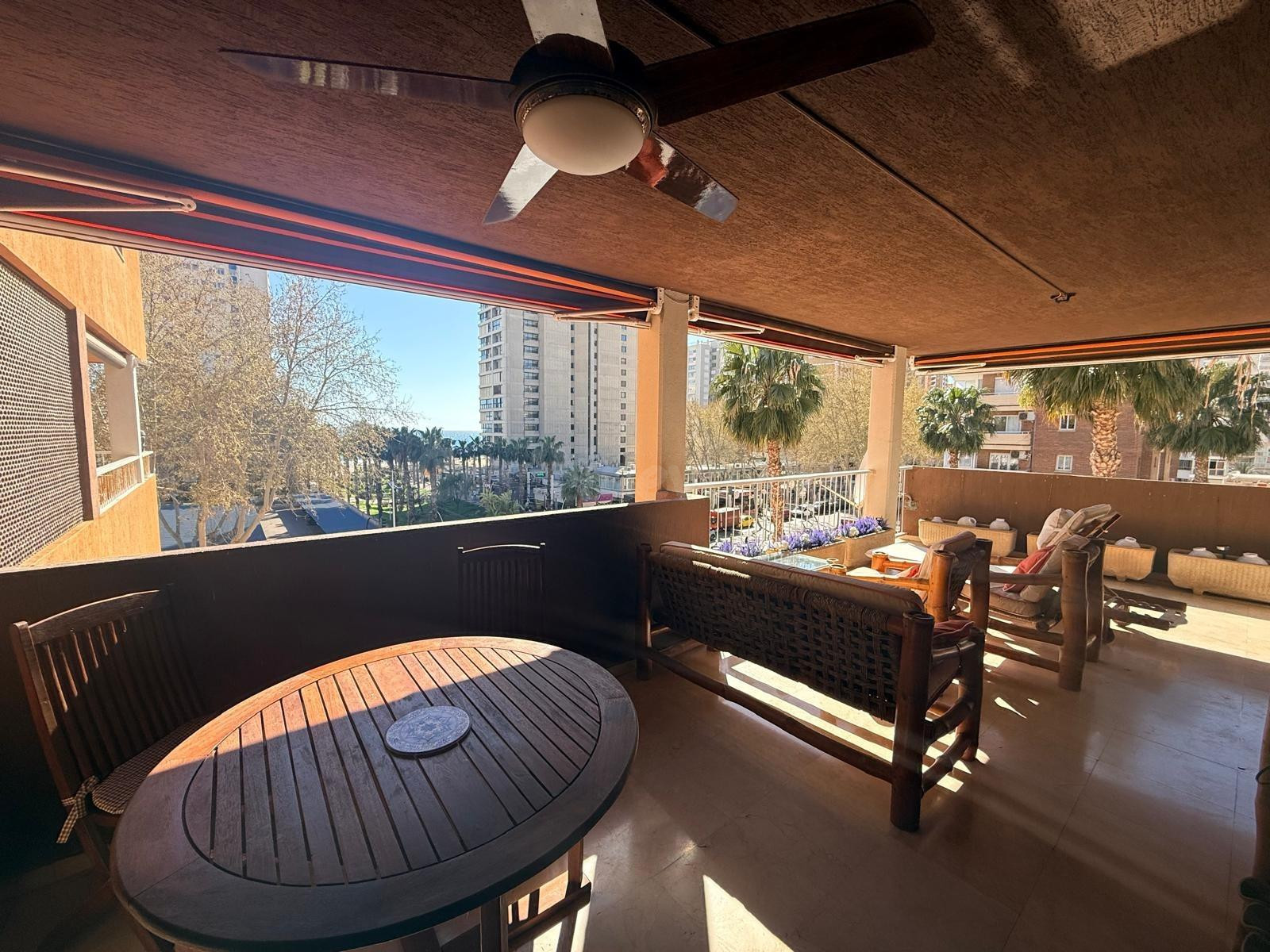 Exclusivo piso de 219 m2 con 4 dormitorios y 80 m2 de terraza en Av. del Mediterráneo - www.inmobiliarialesdunes.com