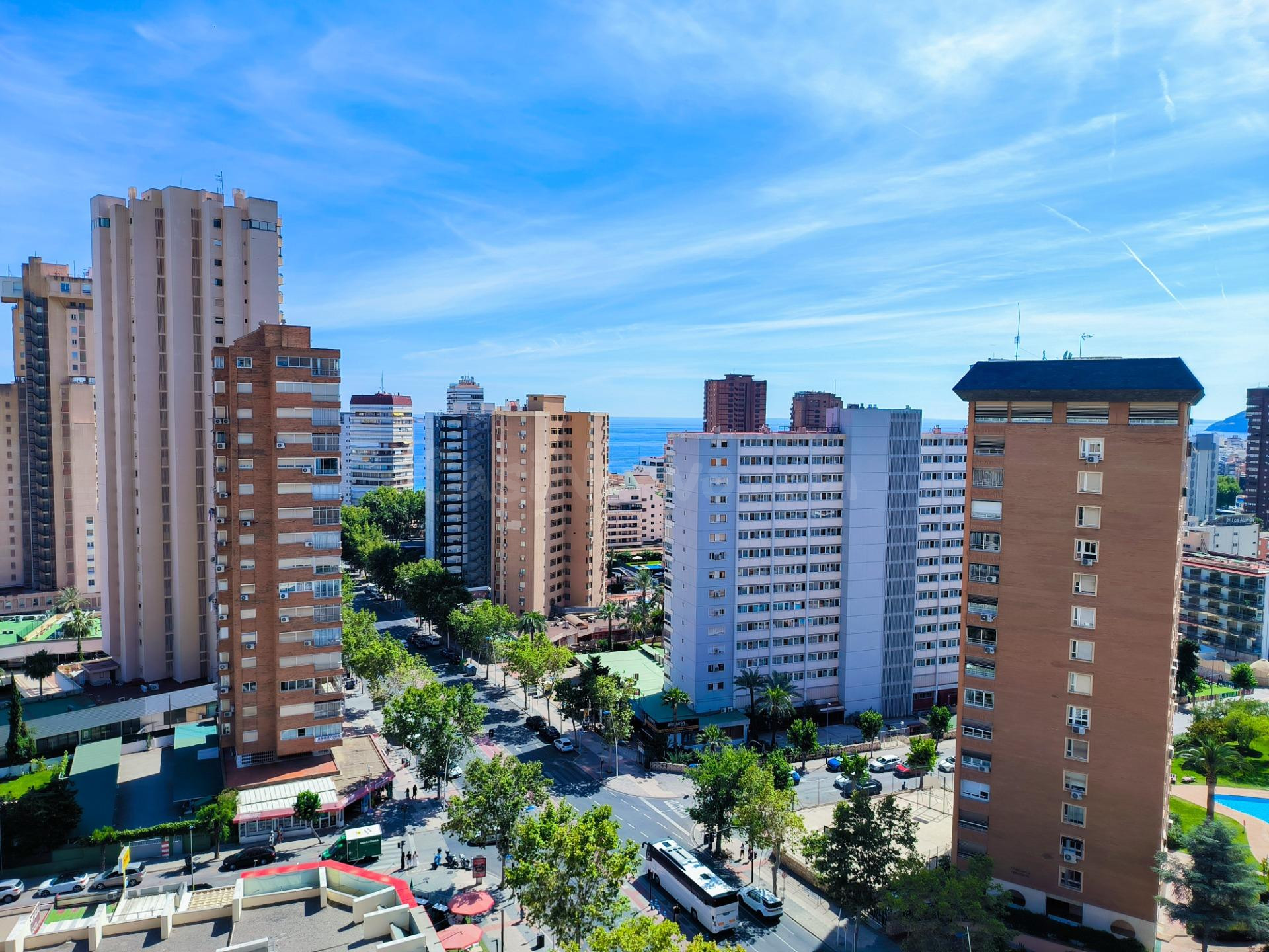 Apartamento de 2 dormitorios, 2 baños. piscina. Garaje en propiedad. Zona de Levante