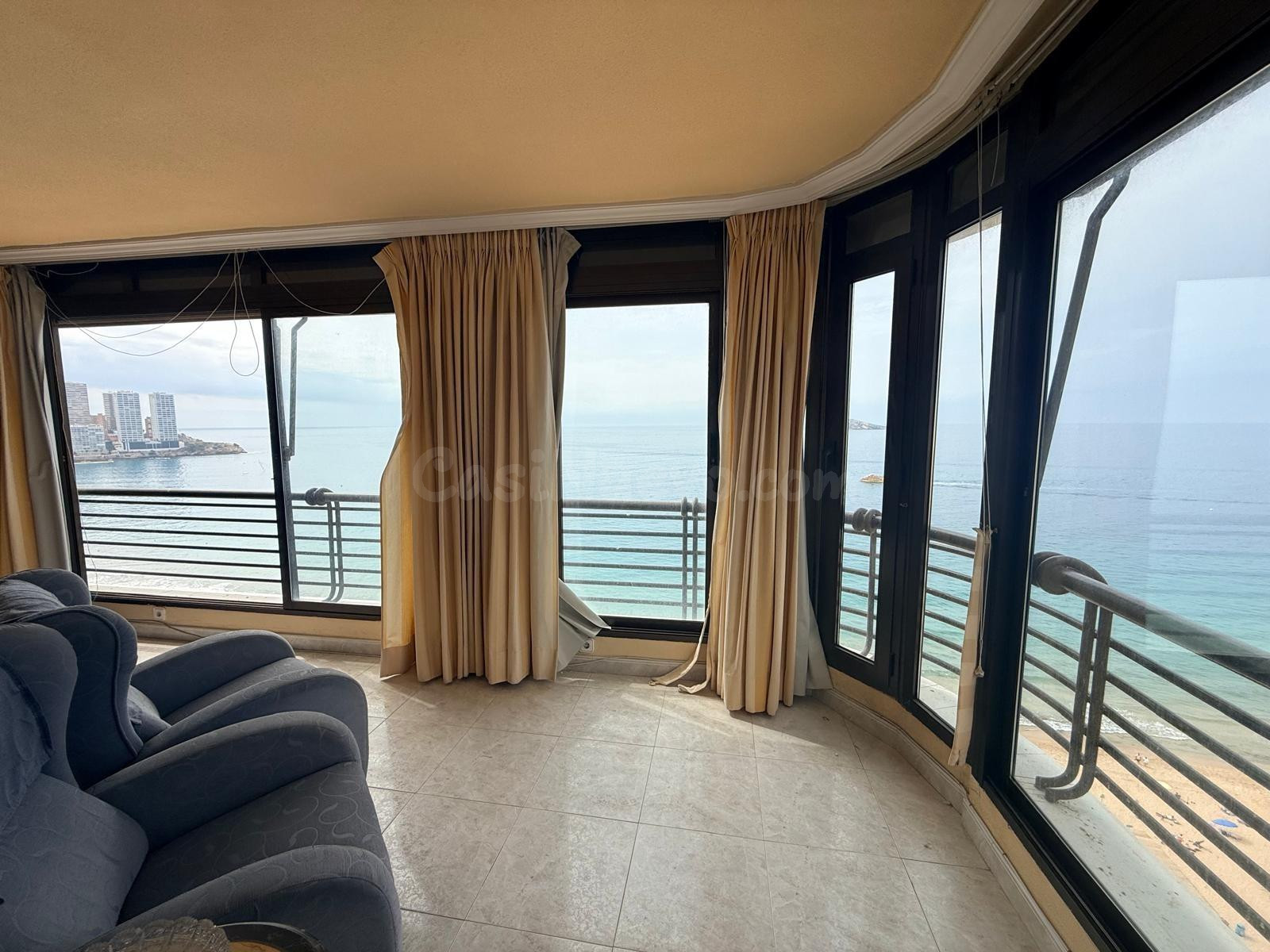 Amplio piso esquinero de 2 dorm. en primera línea de Playa de Levante - www.inmobiliarialesdunes.comq