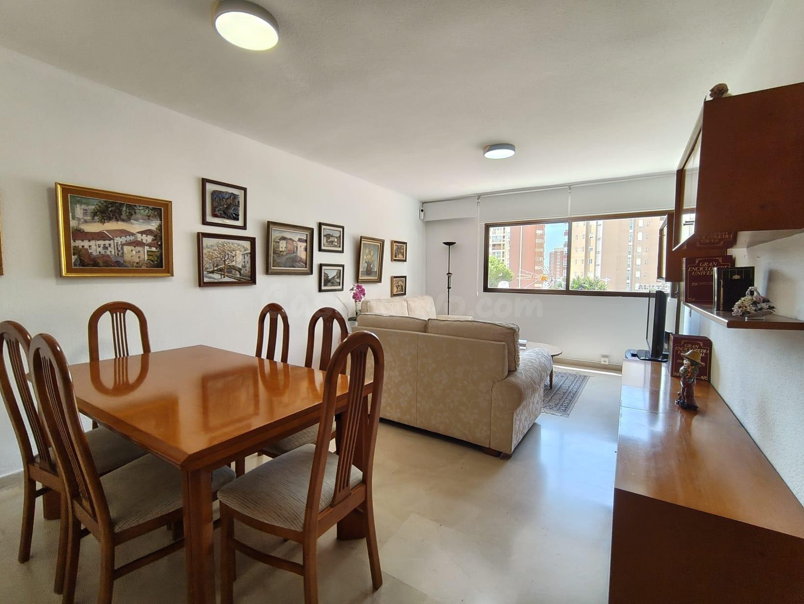 Piso de 4 dormitorios en zona de Levante. con piscina comunitaria y garaje en propiedad.