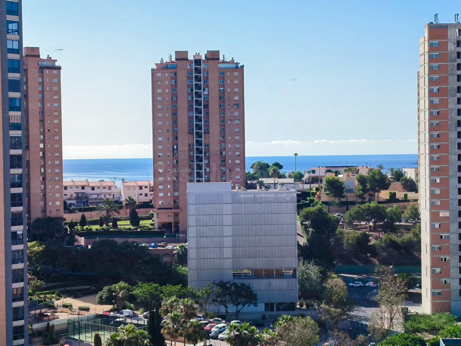 Apartamento reformado de 1 dorm. con vistas al mar en zona Hotel Bali - www.inmobiliarialesdunes.com