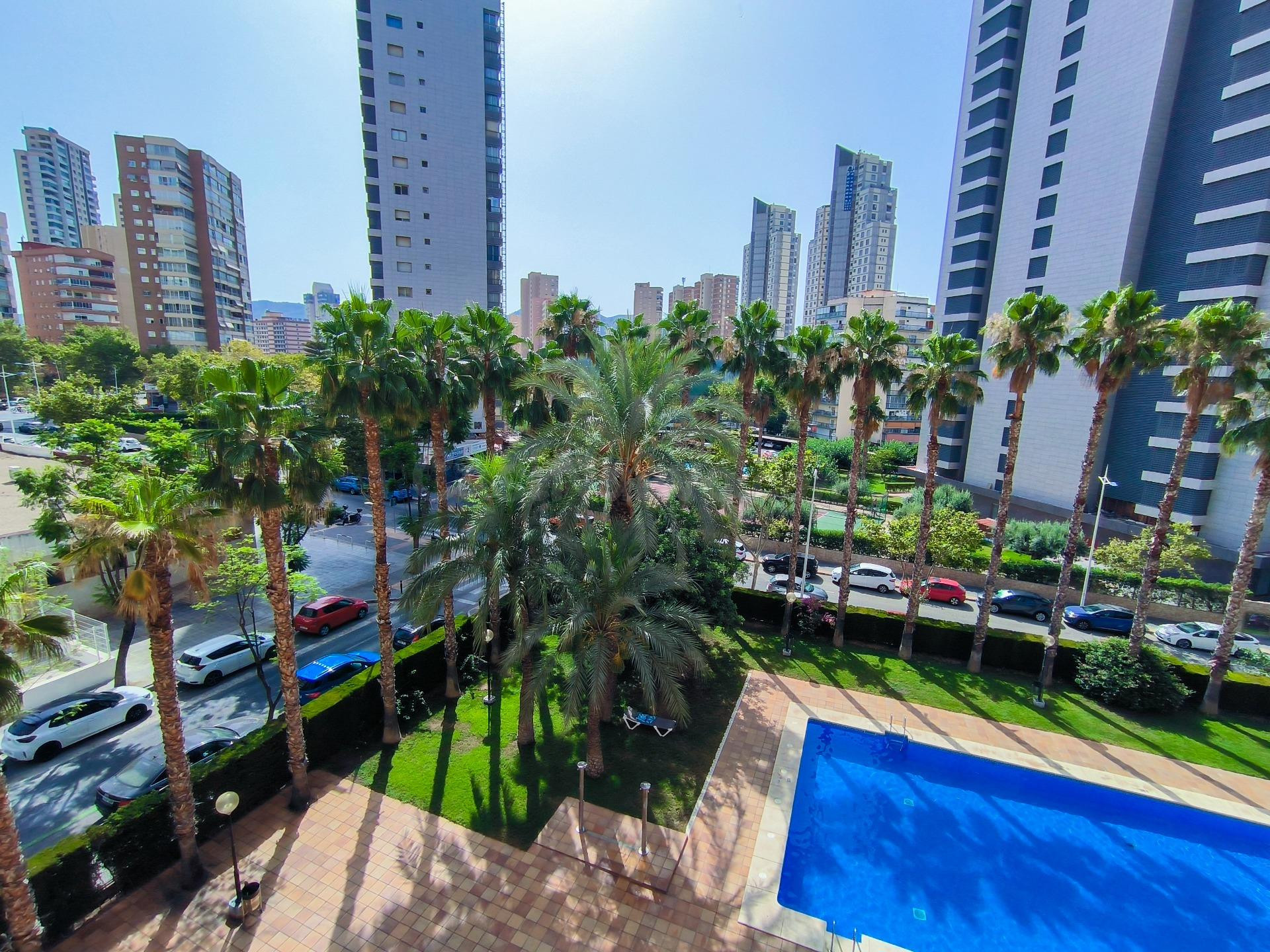 Apartamento para entrar a vivir, con parking y piscina. Zona Av Europa - Pza Triangular www.inmobiliarialesdune.com