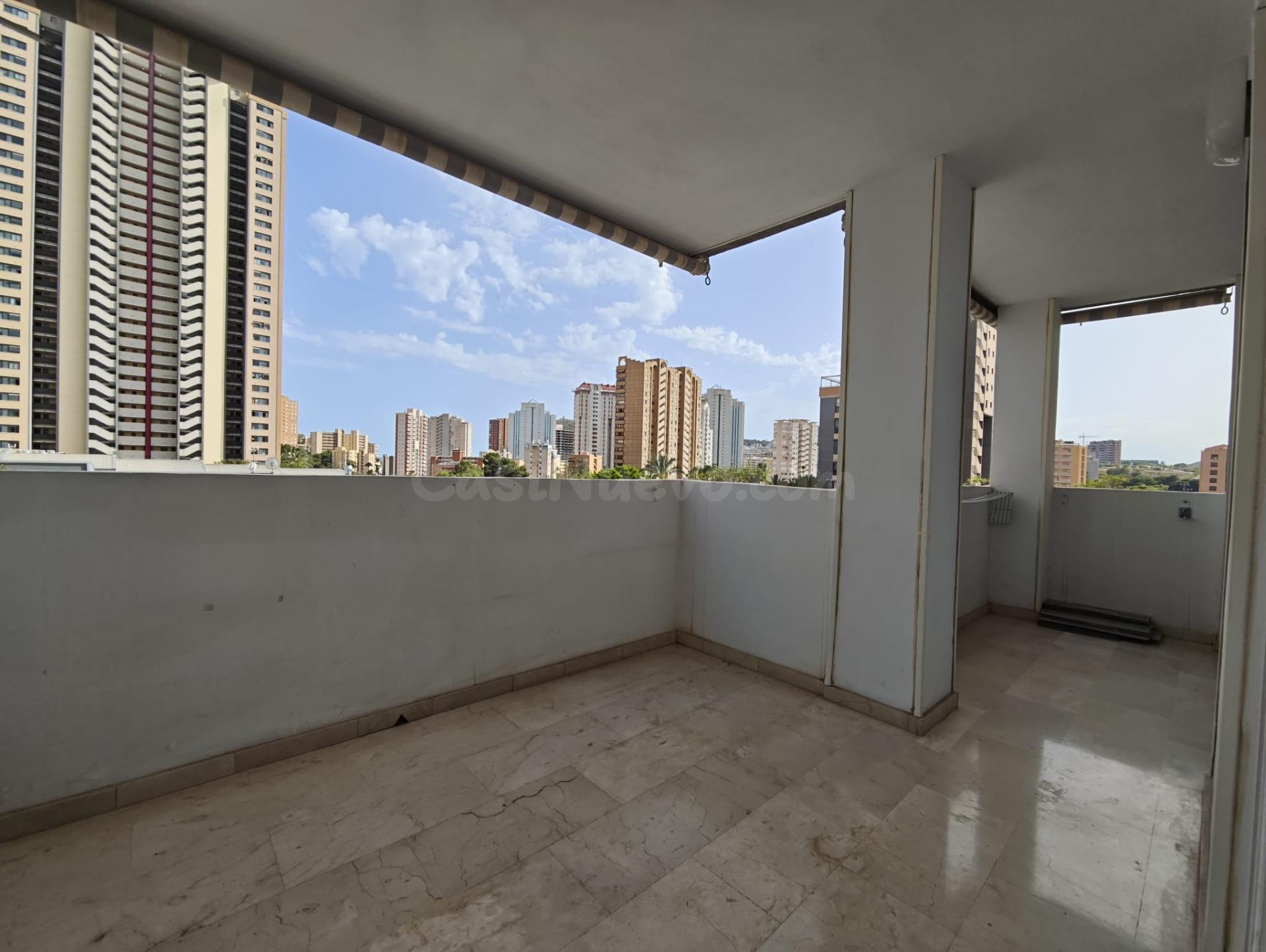 Amplio piso de 3 dorm. en buen estado con balcón abierto en zona Hotel Bali - www.inmobiliarialesdunes.com
