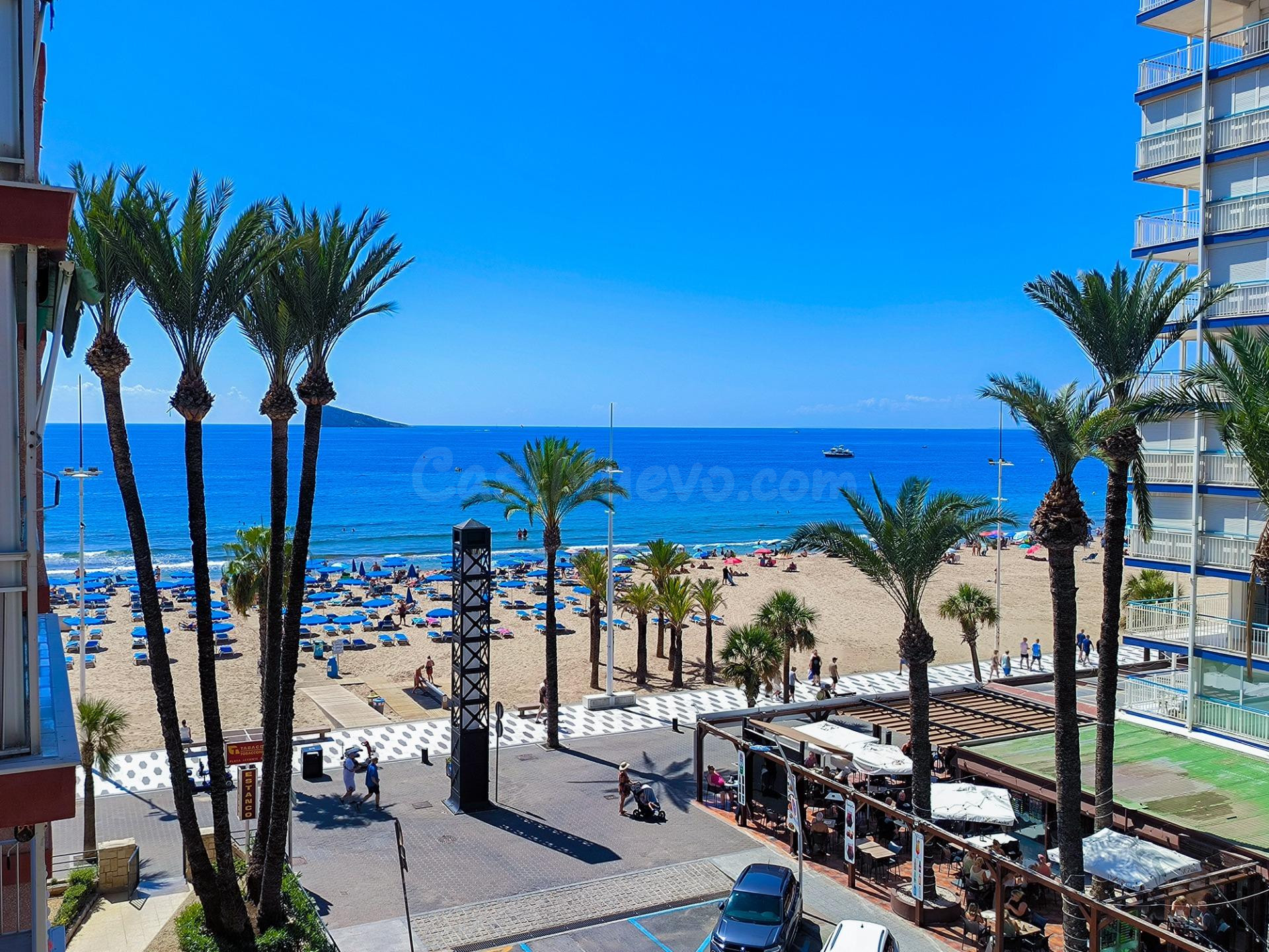 Amplio piso de 3 dorm. para entrar a vivir con vistas al mar en primera línea lateral de la Playa de Levante - www.inmobiliarialesdunes.com